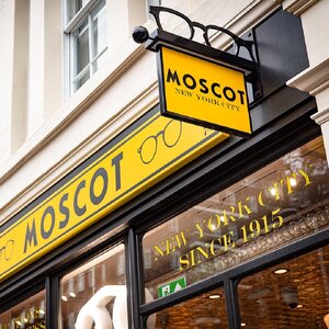 เปิดประวัติแว่นตา Moscot ส่งต่อเรื่องราวจากร้านแว่นรถเข็น สู่แบรนด์แว่นตาระดับโลก