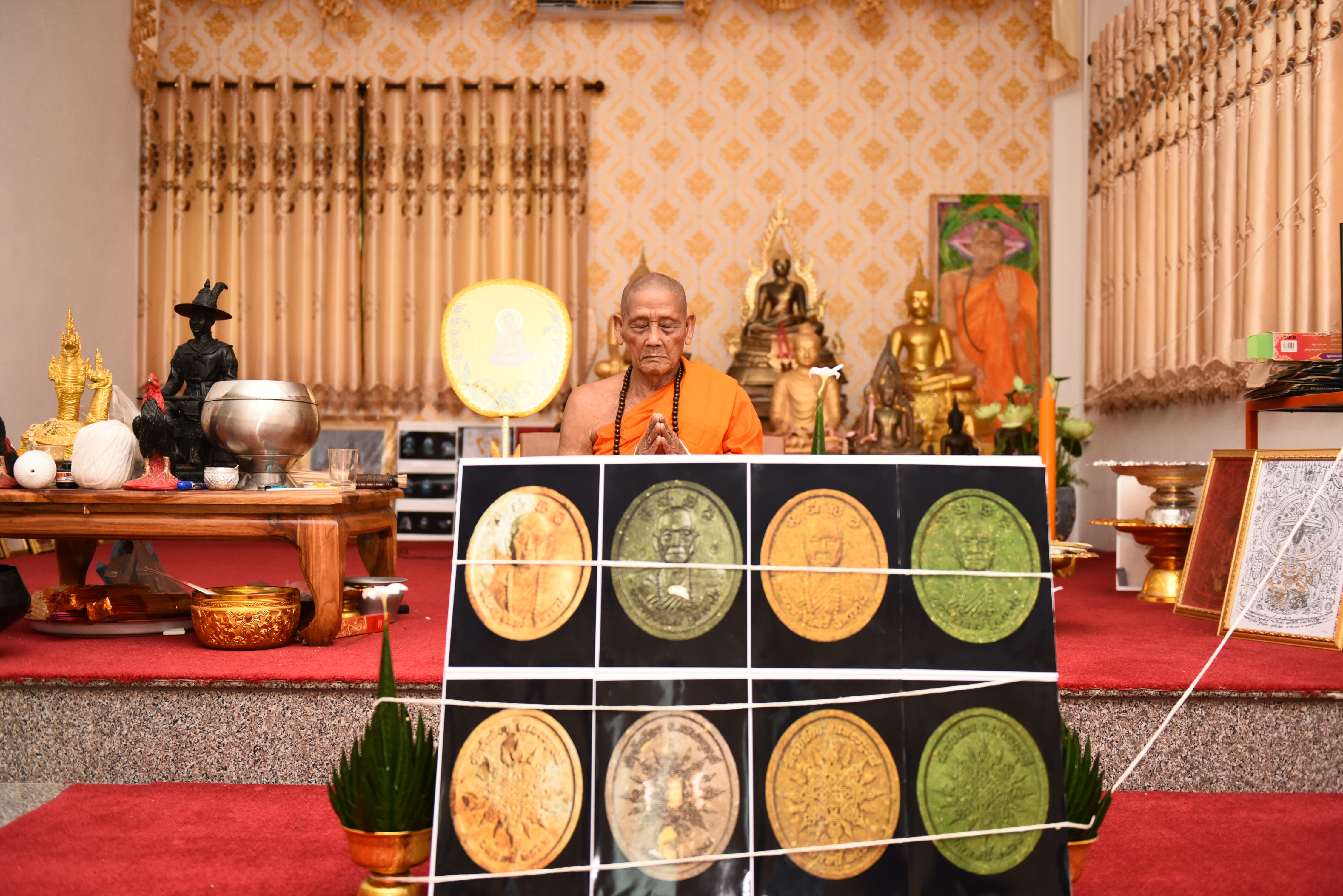 พระผงปลดหนี้ หลังยันต์พระอรหันแปดทิศ เนื้อแช่น้ำมนต์ หลวงปู่จันทร์ วัดซับน้อย