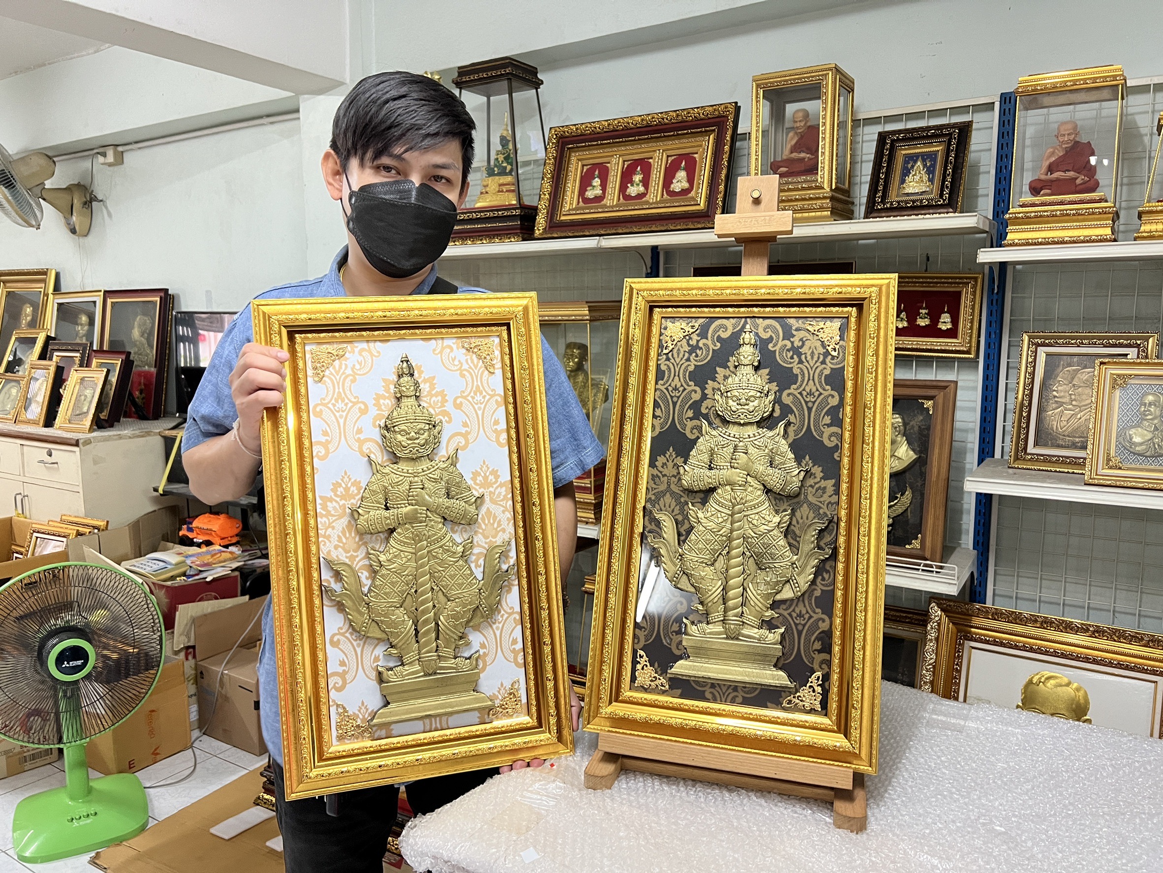 รูปหล่อเรซิ่นนูนต่ำ "ท้าวเวสสุวรรณ" พร้อมกรอบ ขนาด 14*24 นิ้ว งานโชว์ผิว วางกระจก บนพื้นลายไทย สีครีม/แดง/ดำ ของขวัญ ของขวัญมงคล ของขวัญปีใหม่ ของที่ระลึกมอบผู้ใหญ่ ของขวัญเปิดร้าน ของเเต่งบ้านมงคล ของขวัญขึ้นบ้านใหม่ โอกาสสำคัญต่างๆ