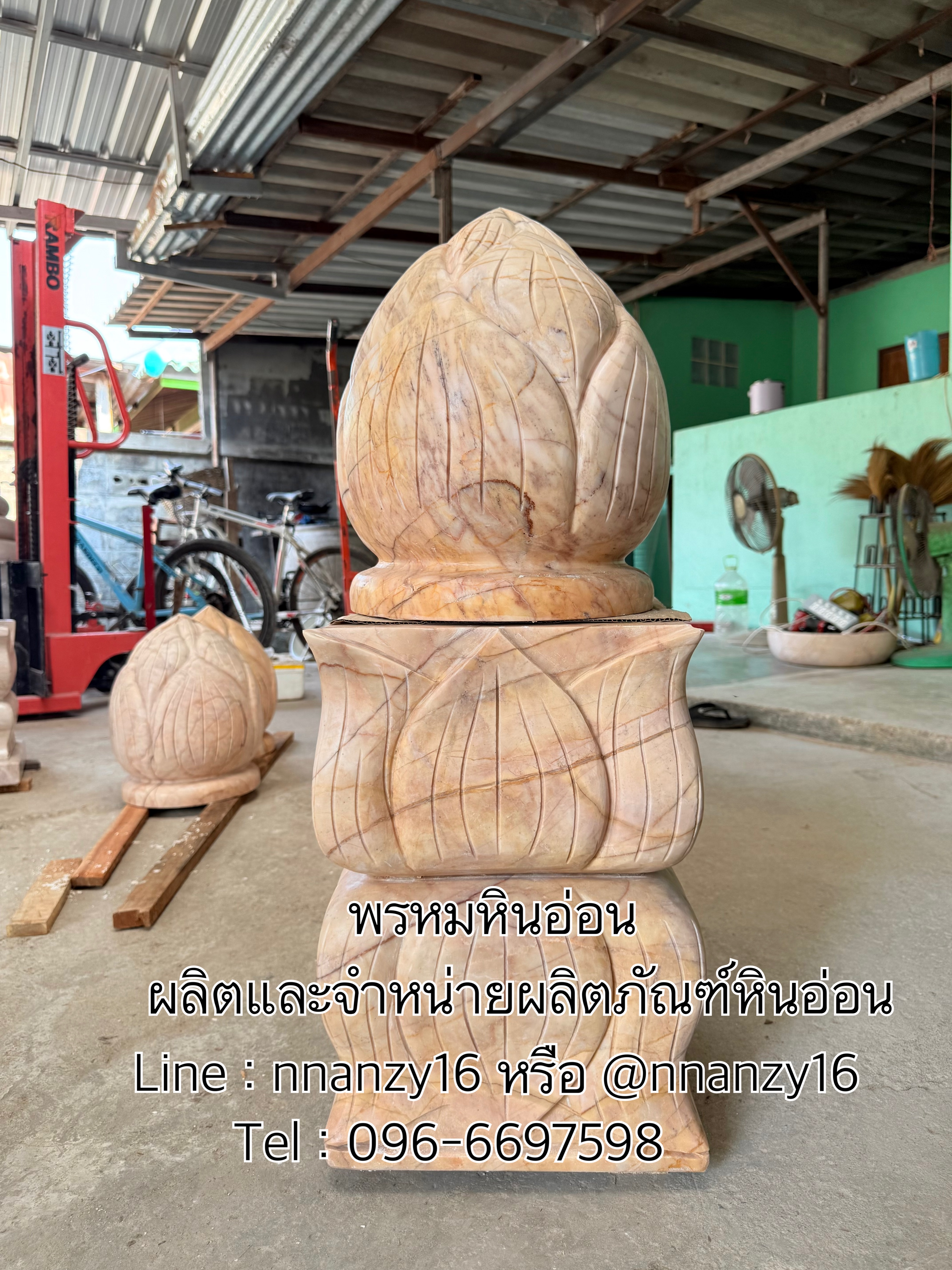 บัวหัวเสาหินอ่อนพร้อมฐานแกะสลัก