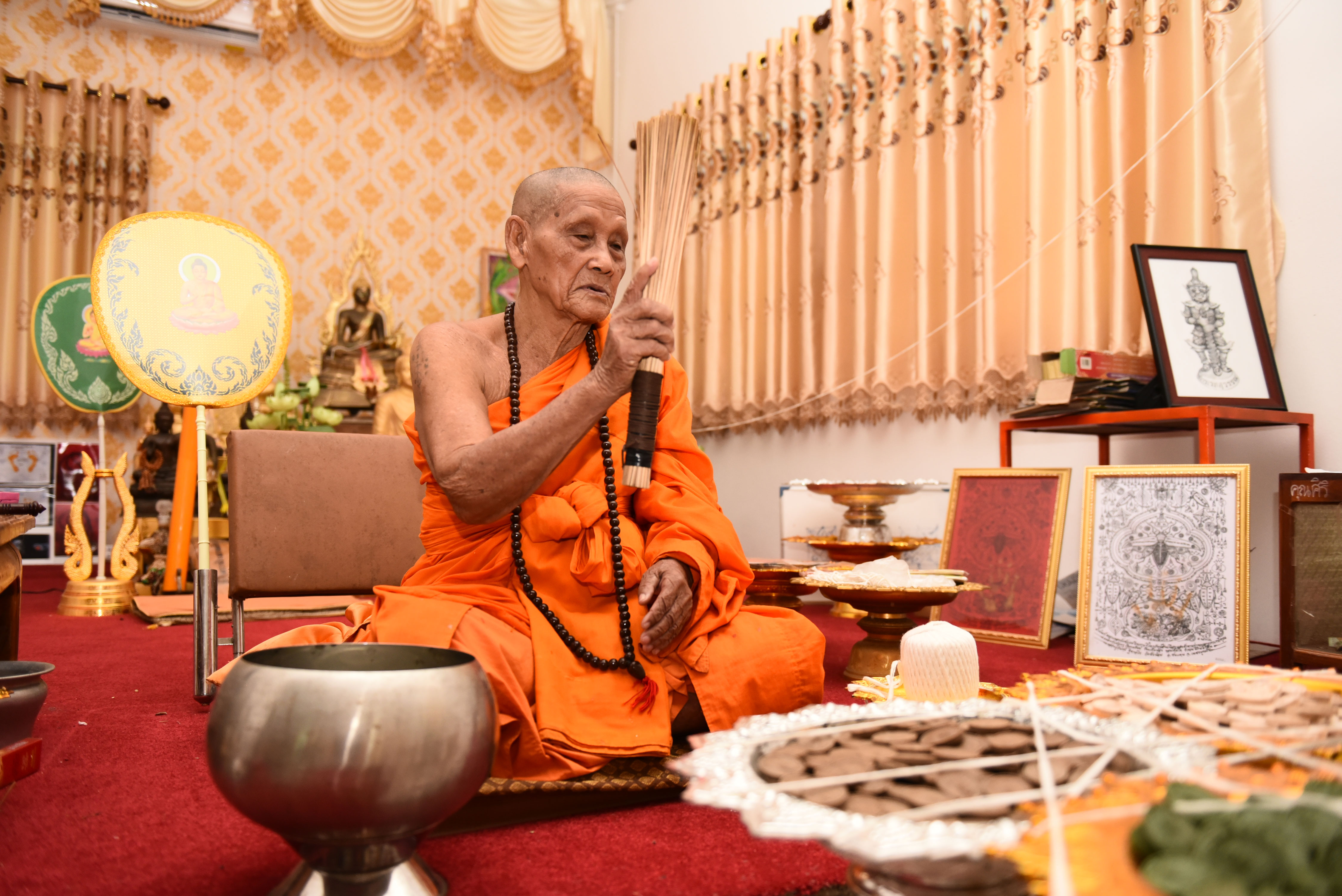 พระผงปลดหนี้ หลังยันต์พระอรหันแปดทิศ เนื้อชานหมาก หลวงปู่จันทร์ วัดซับน้อย