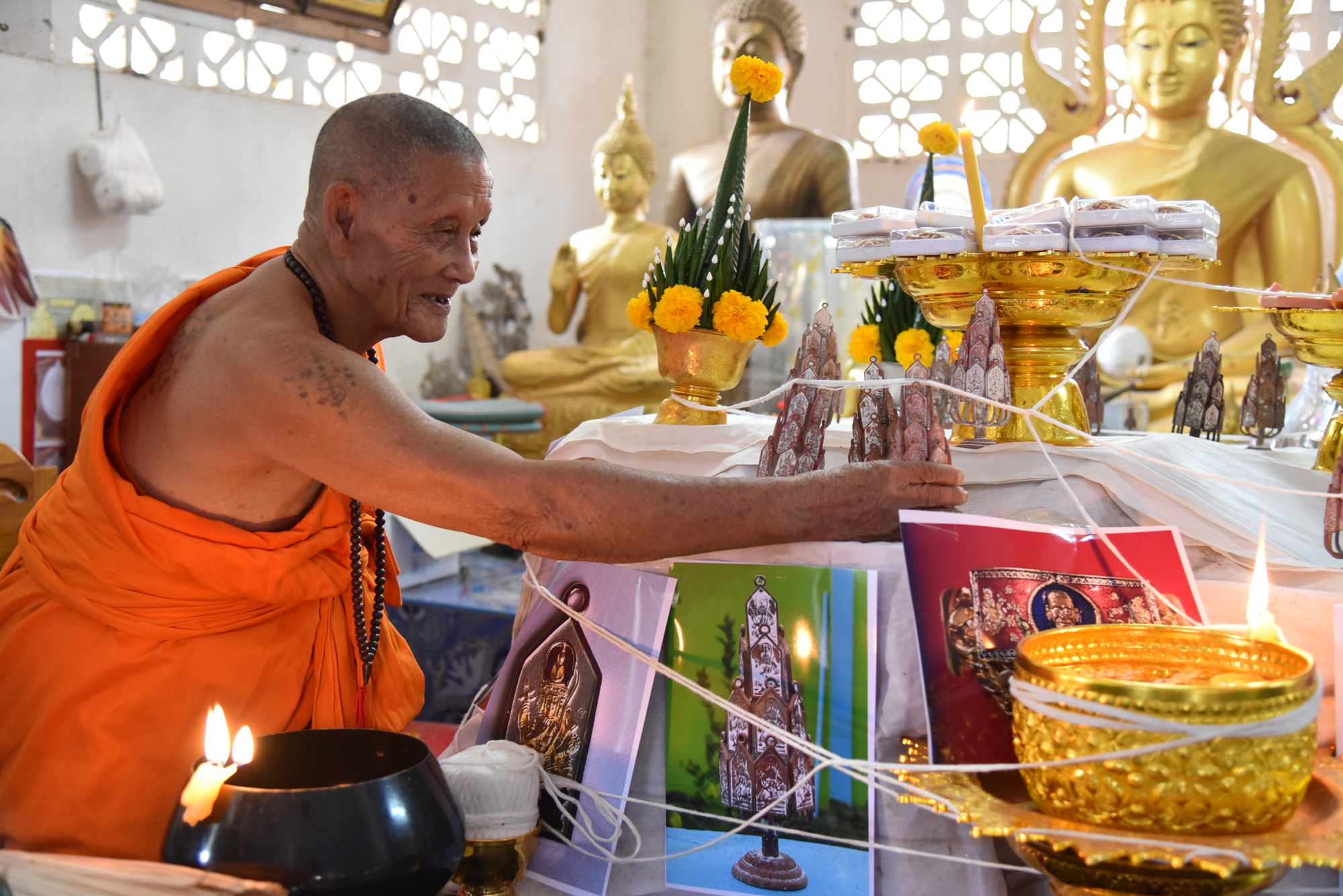 พระเหนือพรหม รุ่นแรก เนื้อโลหะยอดสายฟ้า หลวงปู่จันทร์ วัดซับน้อย