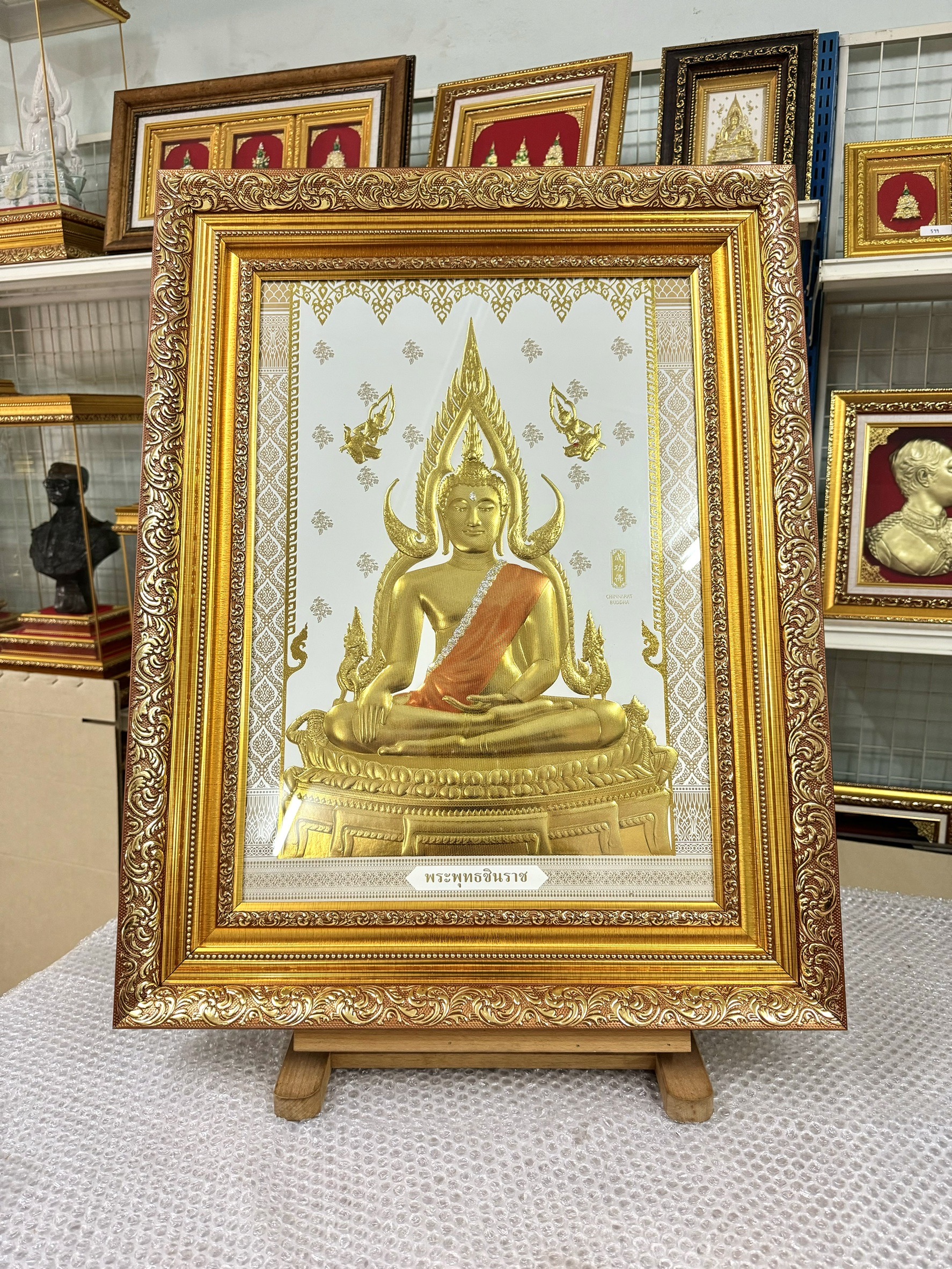 ภาพอัดแผ่นทอง งานนูนต่ำ พระพุทธชินราช พื้นขาวพร้อมกรอบซ้อน2ชั้น ขนาด 21.5x27.5 นิ้ว งดงาม ทรงคุณค่า ของขวัญ ของขวัญมงคล ของที่ระลึกมอบผู้ใหญ่ ของขวัญเปิดร้าน ของแต่งบ้านมงคล ของขวัญขึ้นบ้านใหม่ โอกาสสำคัญต่างๆ