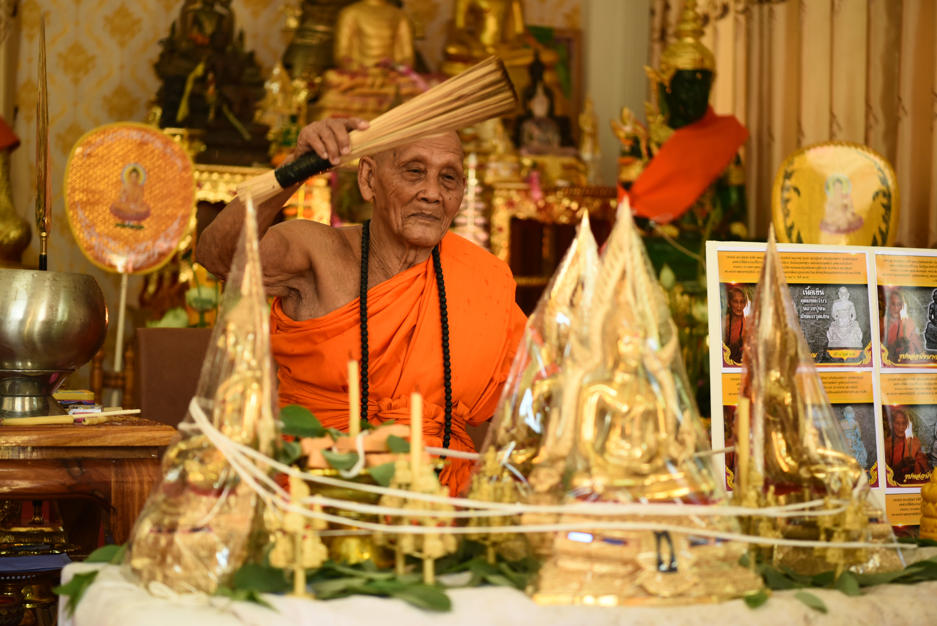 รูปหล่อ หน้าฝรั่ง นั่งบัลลังค์ พญานาคคู่ หลวงปู่จันทร์ วัดซับน้อย