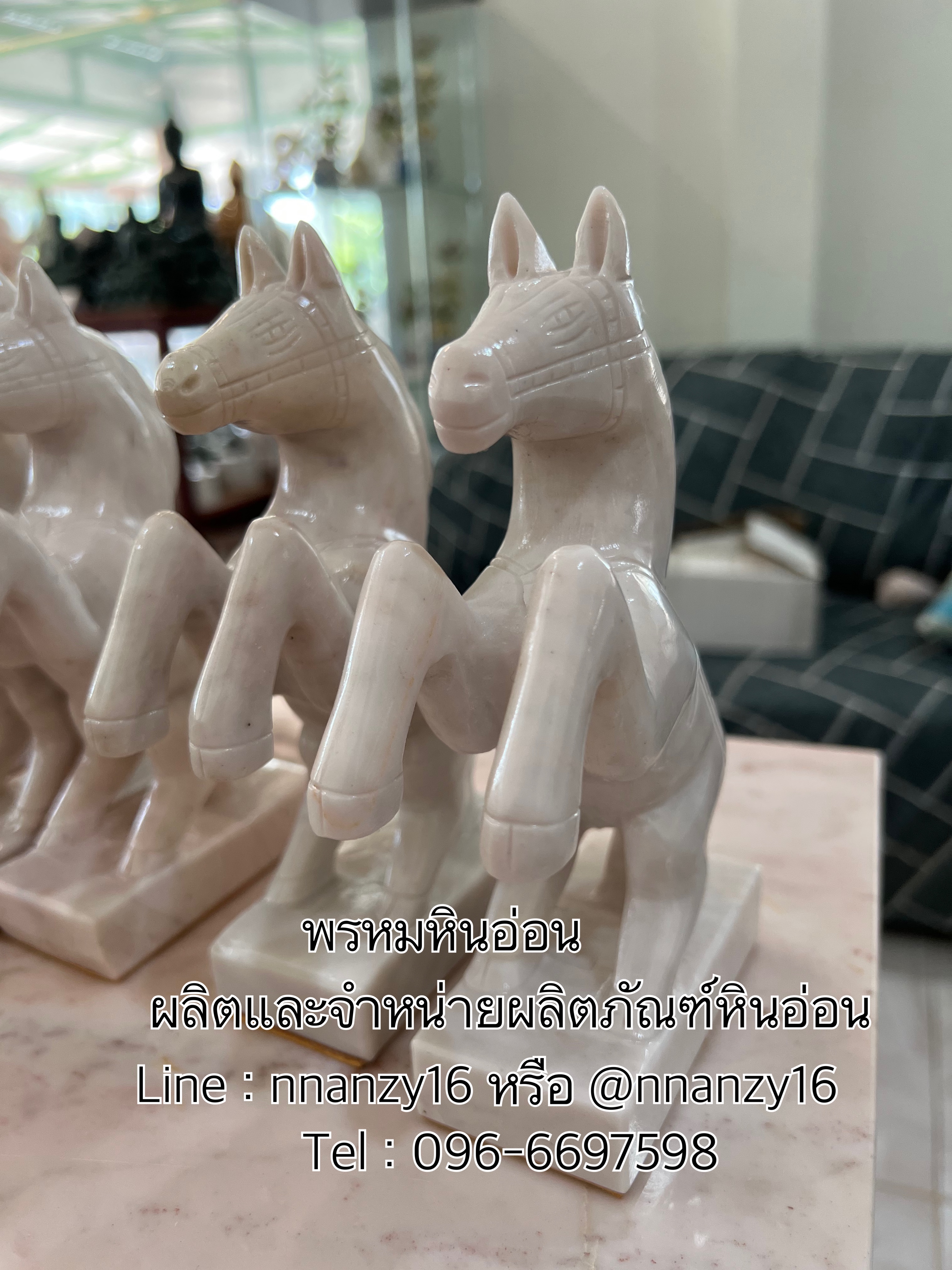 ม้ายกขาหินอ่อน