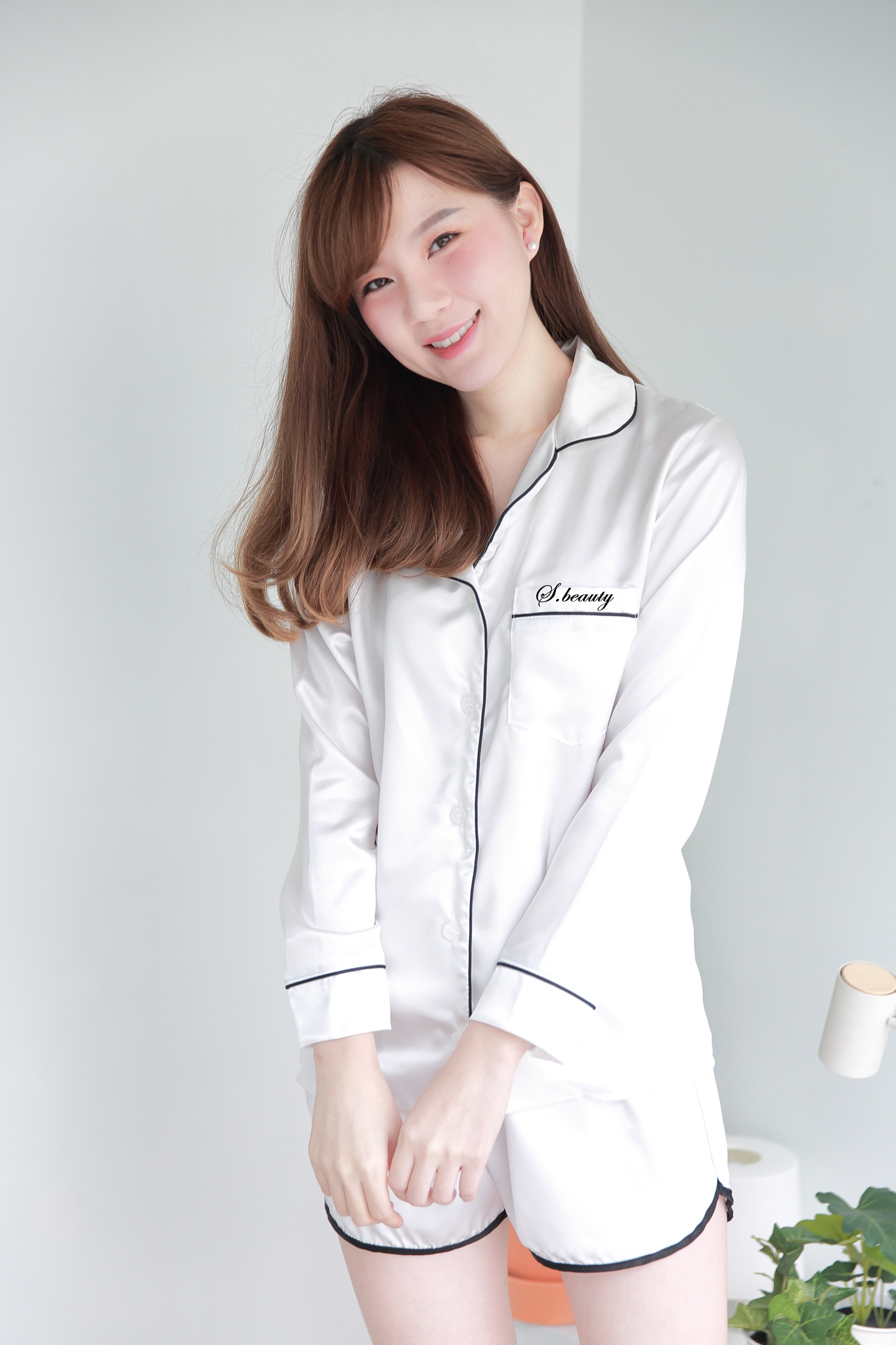 ชุดนอนผ้าซาตินเกรดพรีเมี่ยม สีขาว แขนยาว ขาสั้น ผ้านิ่ม ส่งไว ตัดเย็บดีมาก ชุดนอนผู้หญิง ชุดนอนน่ารัก แบรนด์ Sleeping Beauty ของแท้