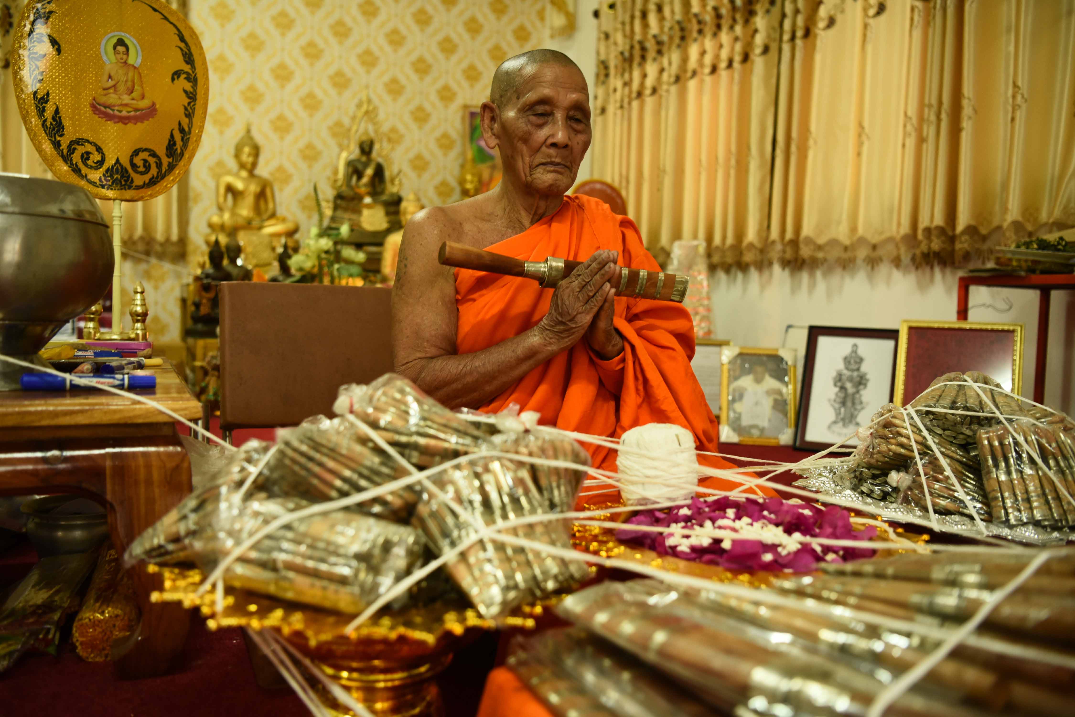 มีดหมอสายฟ้ามหาปราบไตรจักร รุ่น ๒ ตำหรับ หลวงปู่จันทร์ วัดซับน้อย เปิดศักราชใหม่ ๒๕๖๓ ขนาด 3 นิ้ว