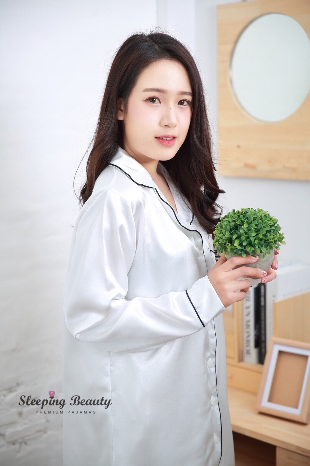 ชุดนอนผ้าซาตินเกรดพรีเมี่ยม สีขาว แบบชุดกระโปรง แขนยาว เนื้อนิ่ม ส่งไว ตัดเย็บดีมาก เชิ้ตเดรส ชุดนอนผู้หญิง แบรนด์ Sleeping Beauty ของแท้