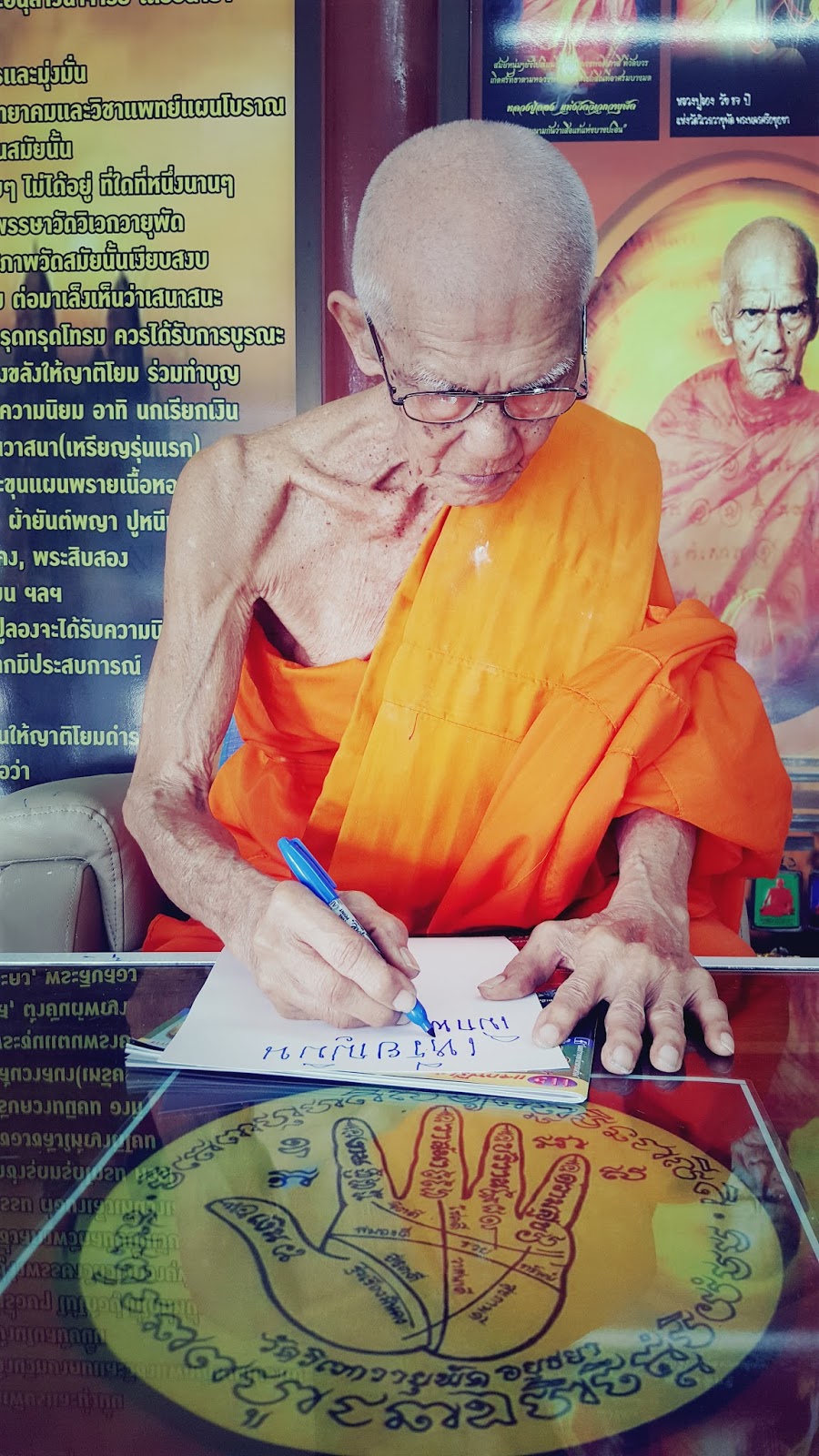 เหรียญว่าวจุฬาเบิกฟ้าเศรษฐีติดลม เศรษฐี ๘๘ เนื้อทองฝาบาตรผสมชนวนทองคำเหรียญต่อวาสนา หลวงปู่ลอง วัดวิเวกวายุพัด