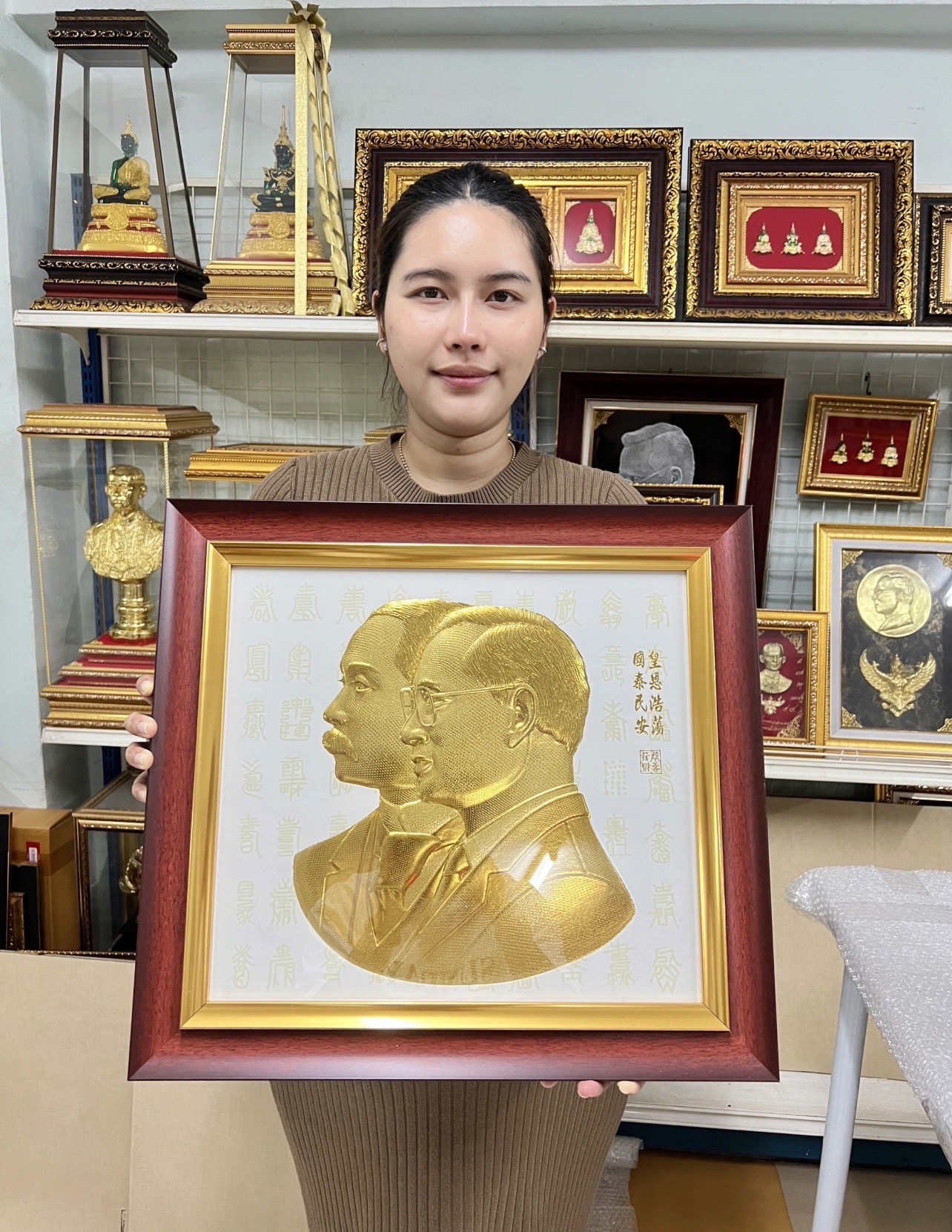 ภาพอัดแผ่นทองนูนต่ำ รัชกาลที่ ๕ ทรงคู่ รัชกาลที่ ๙ พร้อมกรอบ โอ๊คทองเรียบ (กว้าง 17 นิ้ว*สูง 19 นิ้ว) งดงาม ทรงคุณค่า ของขวัญ ของขวัญมงคล ของที่ระลึกมอบผู้ใหญ่ ของขวัญเปิดร้าน ของแต่งบ้านมงคล ของขวัญขึ้นบ้านใหม่ โอกาสสำคัญต่าง ๆ สำเนา