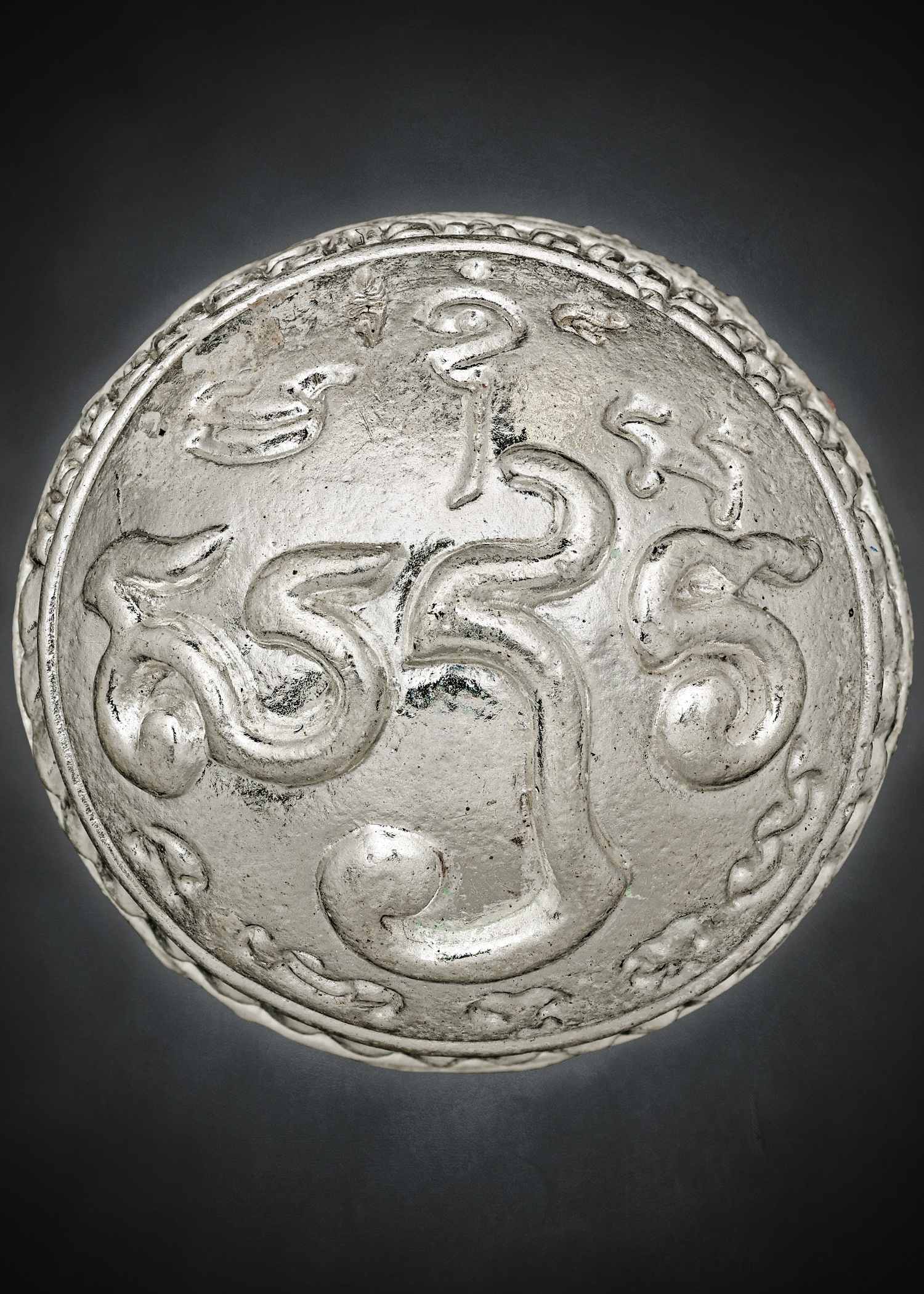 ปรอทกรอเขมรโบราณ รุ่นแรก ทรงพระราหู ( เนื้อเงิน ) โคตรเศรษฐี หลวงตาจักร จารุวณฺโณ ศิษย์ตาเบ๊าะ เหาะเดินได้