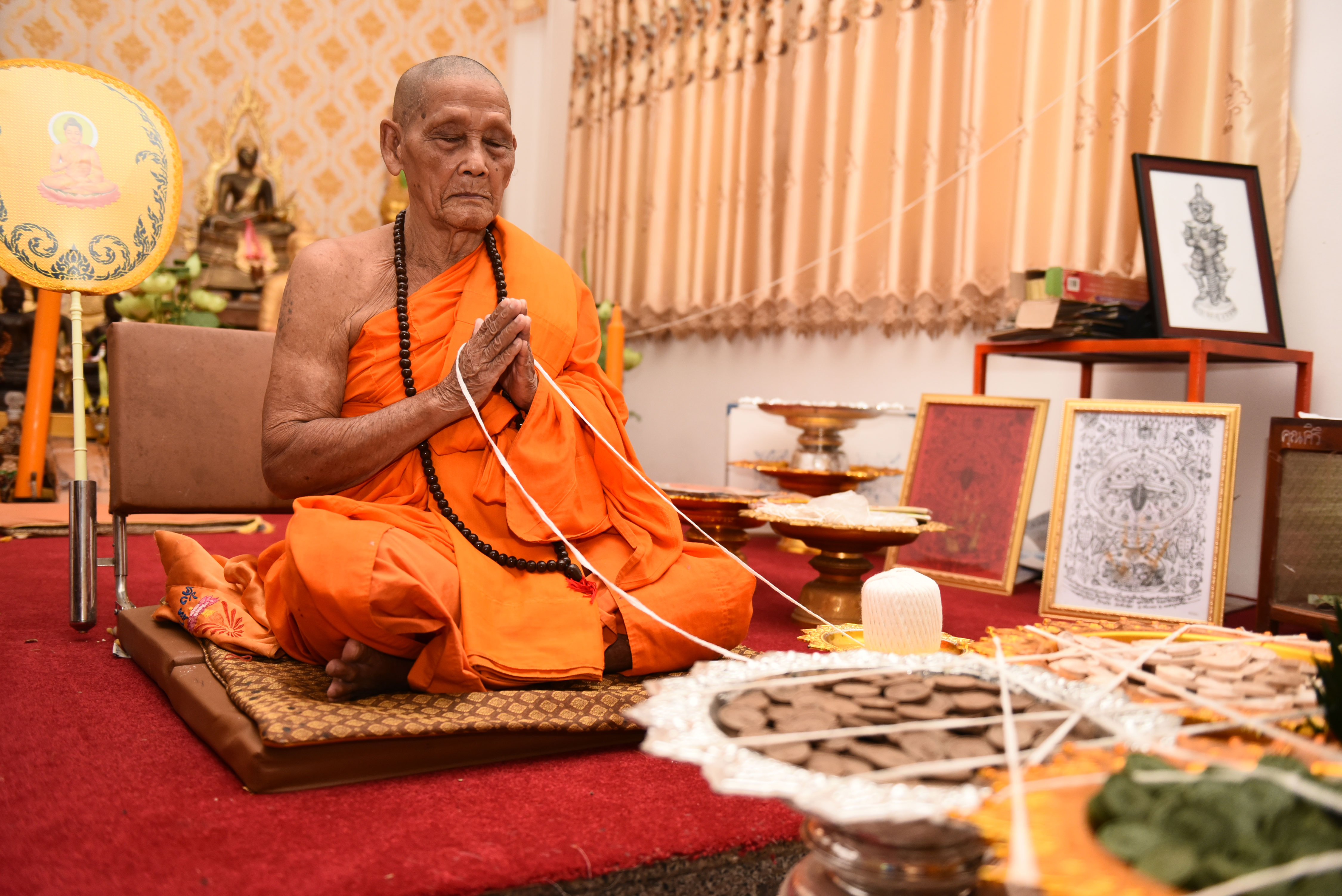 พระผงปลดหนี้ หลังยันต์พระอรหันแปดทิศ เนื้อกสิน หลวงปู่จันทร์ วัดซับน้อย