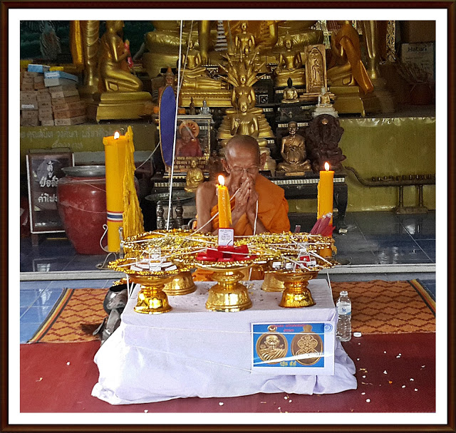 เหรียญเม็ดแตงยกชีวิต พลิกดวงชะตา เนื้อทองฝาบาตร หลวงปู่อุ้ย วัดคลองคล้า