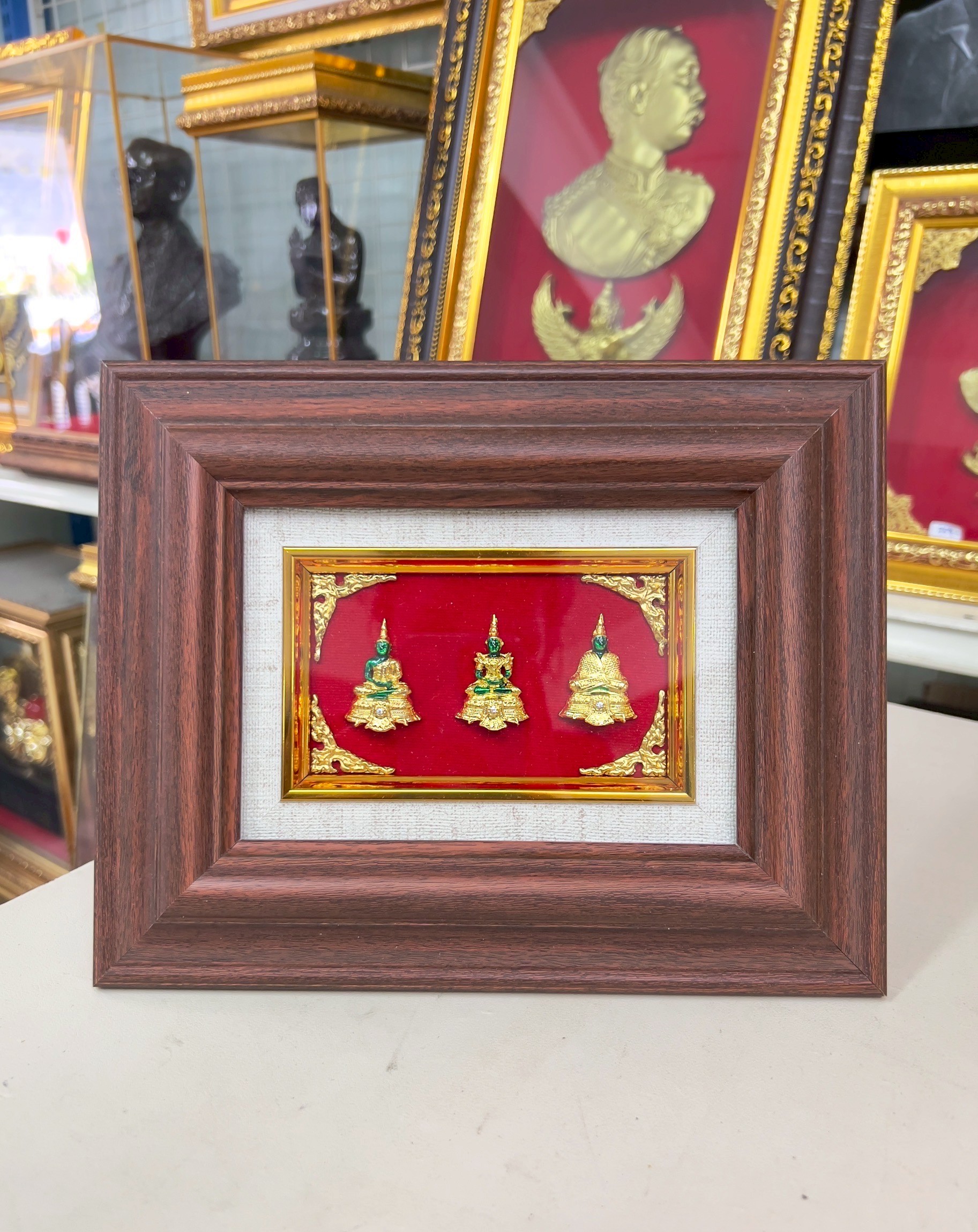 ✨ชุดพระแก้วมรกต 3 ฤดู (องค์พระจิ๋ว) ขนาด 8*9 นิ้ว พร้อมกรอบไม้เรียบสีน้ำตาล ของขวัญ ของขวัญมงคล ของขวัญปีใหม่ ของที่ระลึกมอบผู้ใหญ่ ของขวัญเปิดร้าน ของเเต่งบ้านมงคล ของขวัญขึ้นบ้านใหม่ โอกาสสำคัญต่าง ๆ เสริมสิริมงคล สำเนา