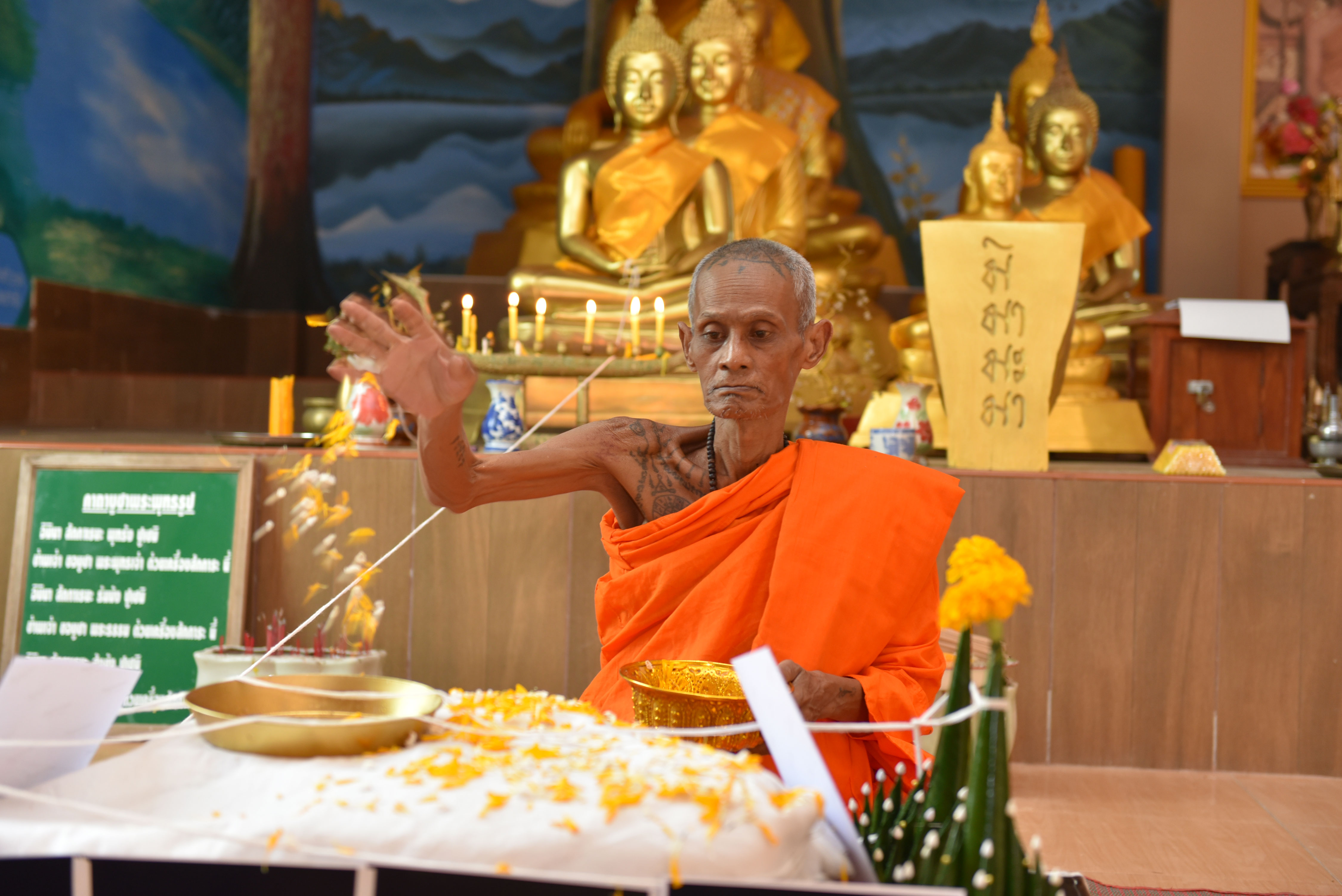 พระผงใบโพธิ์ รุ่นเสาร์ ๕ (เข็มหัก) หลวงพ่อเหลย เตชะปัญโญ