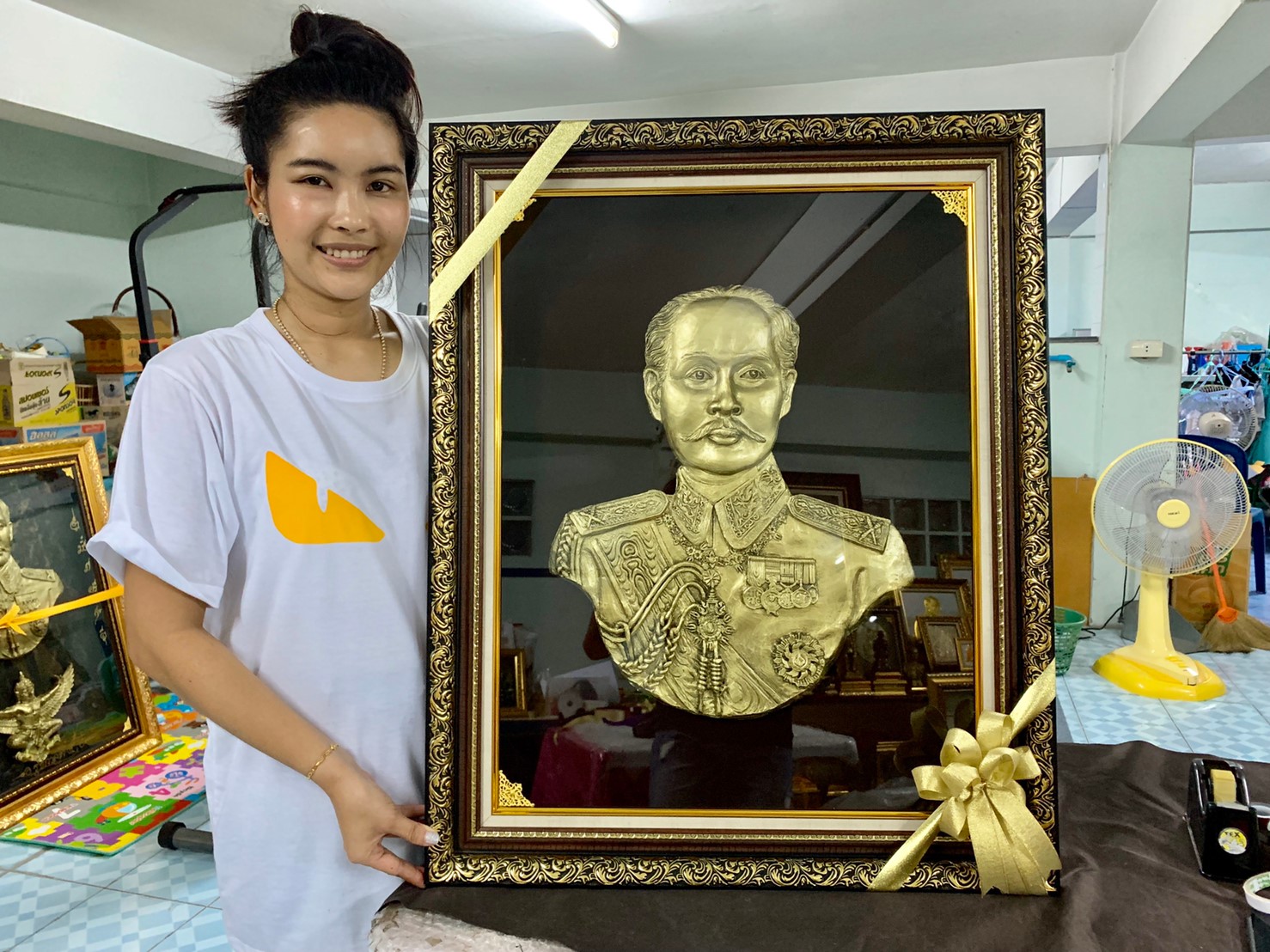 ภาพนูนต่ำ พระพักตร์ ร.5 หันตรง ทรงเครื่อง พร้อมกรอบโอ๊คลายไทย ทรงคุณค่า ของขวัญ ของขวัญมงคล ของขวัญปีใหม่ ของที่ระลึกมอบผู้ใหญ่ ของขวัญเปิดร้าน ของขวัญขึ้นบ้านใหม่ โอกาสสำคัญต่าง ๆ เสริมสิริมงคล บารมี