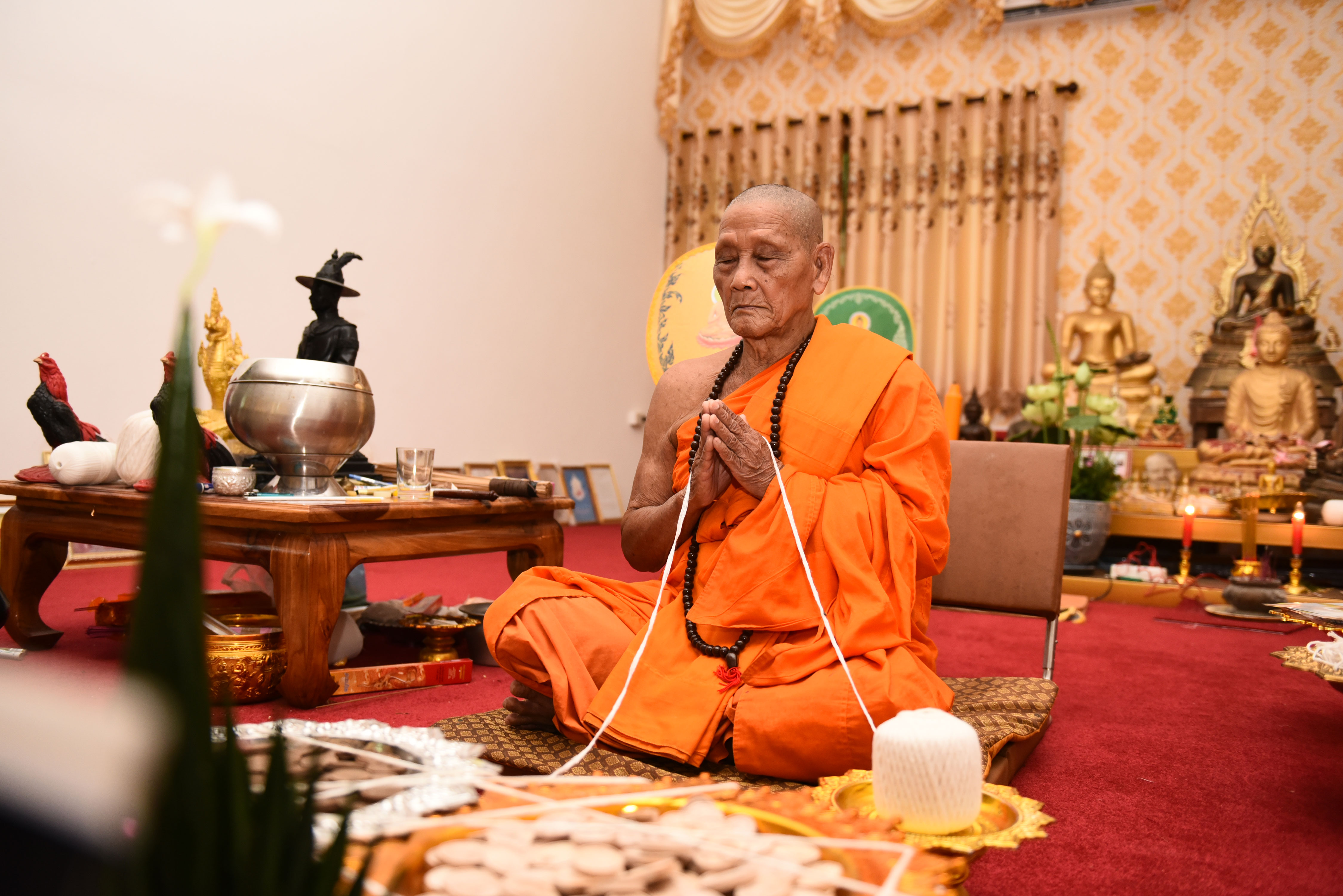 พระผงปลดหนี้ หลังยันต์พระอรหันแปดทิศ เนื้อแช่น้ำมนต์ หลวงปู่จันทร์ วัดซับน้อย