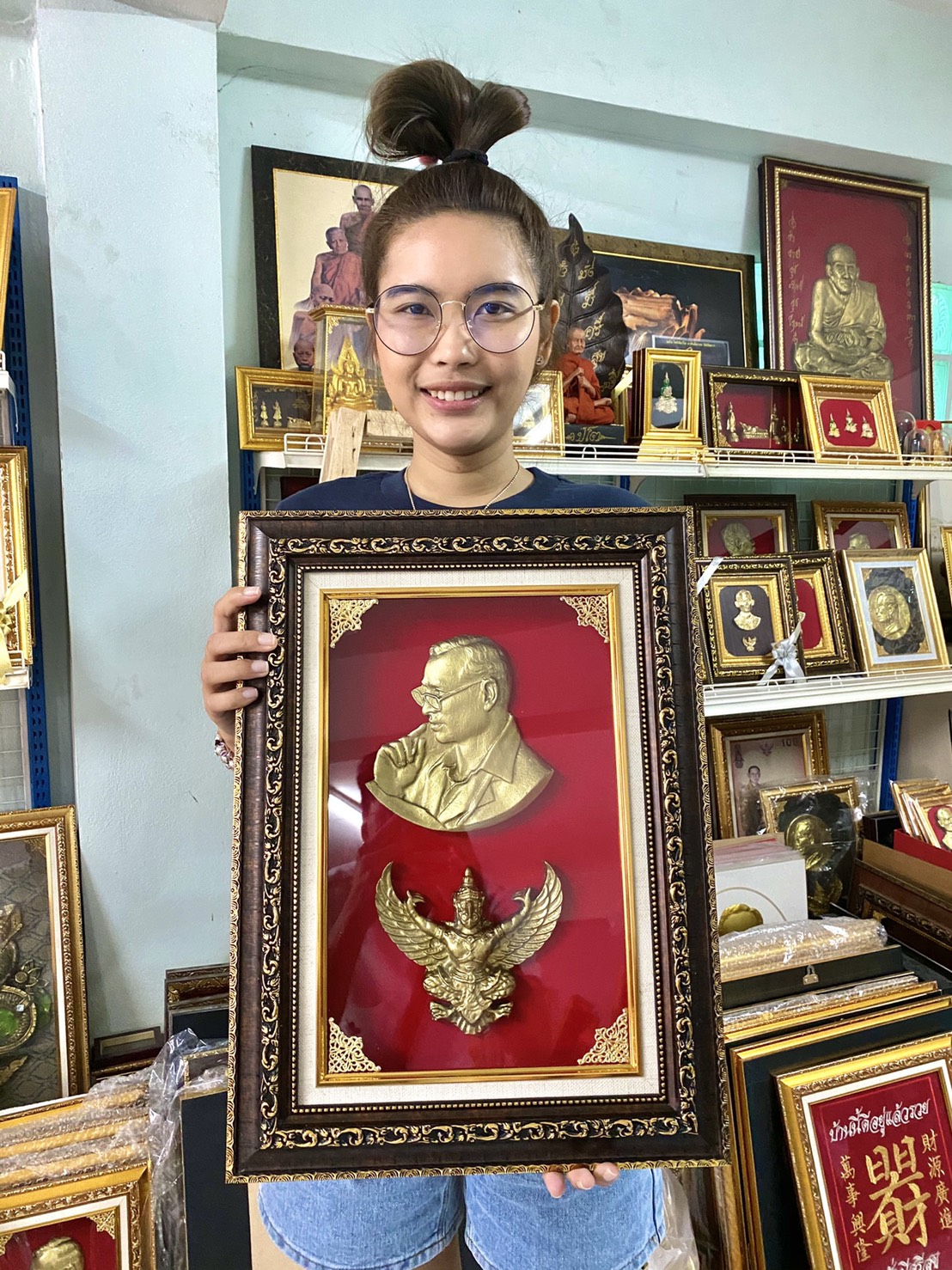 ภาพนูนต่ำ พระพักตร์ ร.9 และพยาครุฑ ขนาด 14*19 นิ้ว ประดับบนกำมะหยี่,ผ้าไหม,กระดาษดำลายทอง พร้อมกรอบสีโอ๊ค ทรงคุณค่า ของขวัญ ของขวัญปีใหม่ ของขวัญมงคล ของที่ระลึกมอบผู้ใหญ่ ของขวัญเปิดร้าน ของขวัญขึ้นบ้านใหม่ โอกาสสำคัญต่าง ๆ