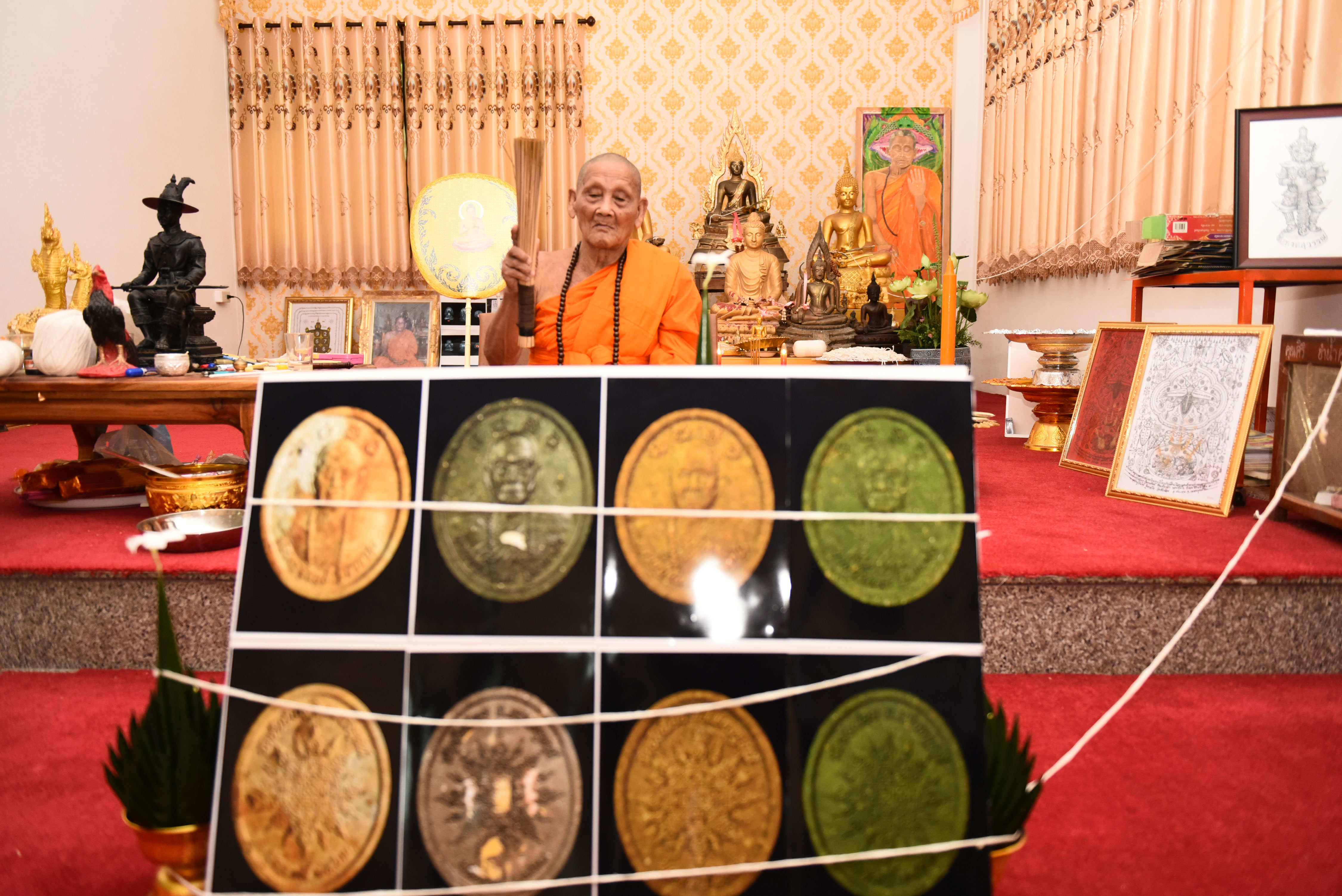 พระผงปลดหนี้ หลังยันต์พระอรหันแปดทิศ เนื้อชานหมาก หลวงปู่จันทร์ วัดซับน้อย