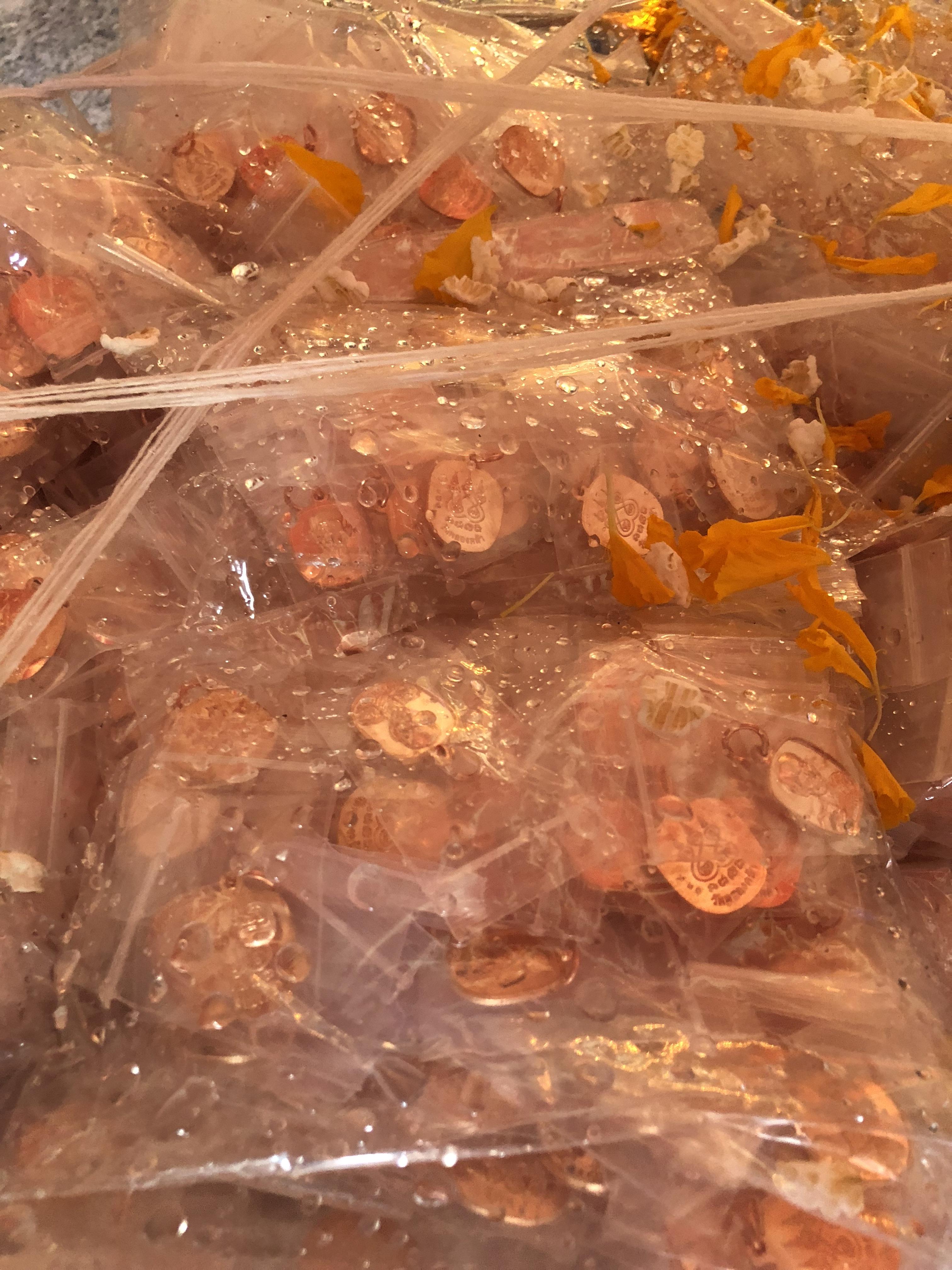 เหรียญแอปเปิ้ล มหาเศรษฐี รุ่นแรก เนื้อโลหะธาตุ พระอาจารย์เหลย เตชะปัญโญ ปลุกเสกเดี่ยวอย่างข้มขลัง