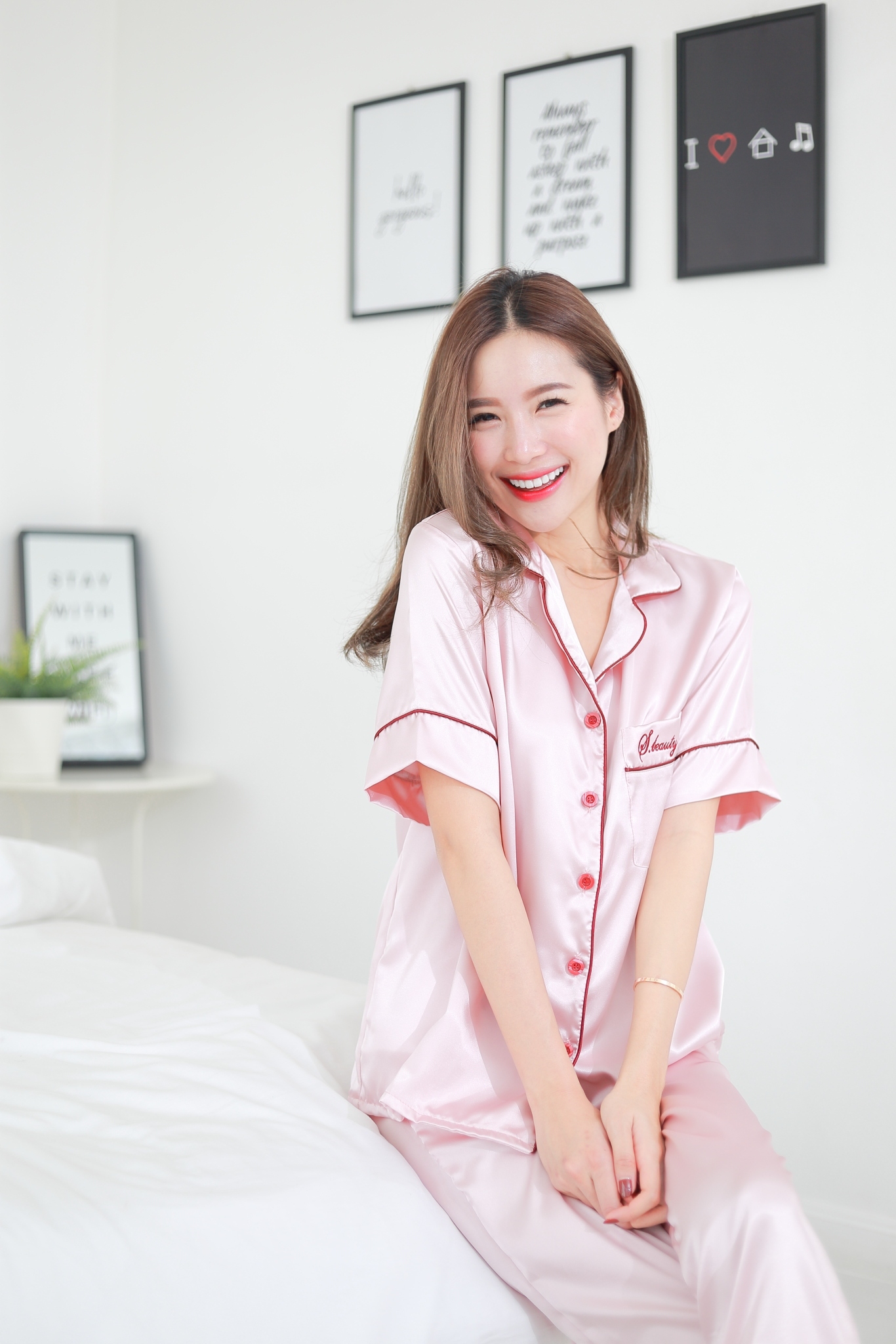 ชุดนอนผ้าซาตินเกรดพรีเมี่ยม สีชานม ชุดนอนแขนสั้นขายาว เนื้อนิ่ม ส่งไว ตัดเย็บดีมาก ชุดนอนผู้หญิง ชุดนอนน่ารัก ชุดนอนกางเกง แบรนด์ Sleeping Beauty ของแท้