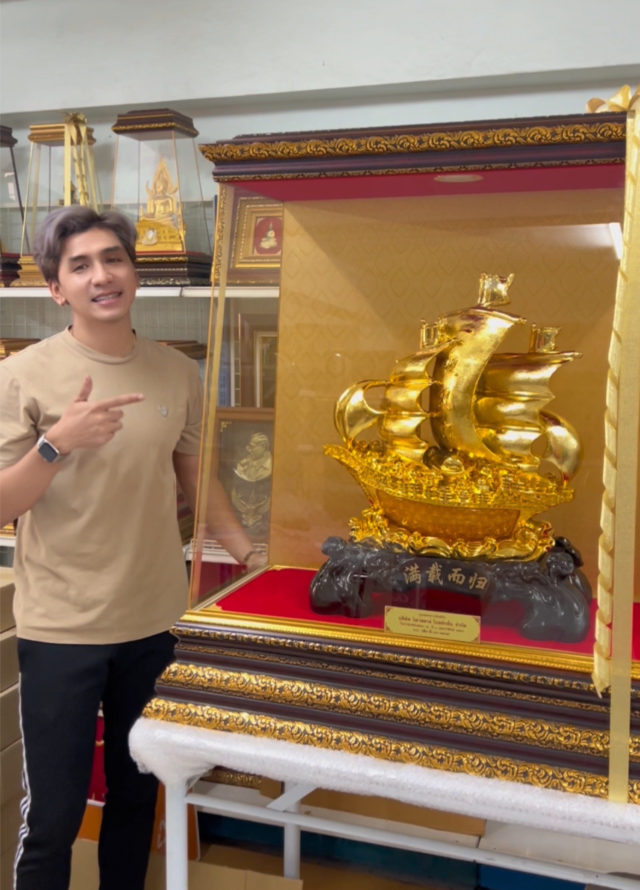 ชุดตู้เรือสำเภามงคล ของที่ระลึกมงคล รุ่นใหญ่พิเศษ เรือทองมี 2แบบ (ทองวาว,ทองทราย) ปูพื้นผ้าไหม "ของขวัญเปิดร้าน ขึ้นบ้านใหม่ เสริมโชคลาภ รุ่งเรือง" เปิด/ปิดไฟได้ กว้าง 20 นิ้ว. ยาว 39 นิ้ว.* สูง 36 นิ้ว. เรือสูง 24 นิ้ว จัดส่ง กรุงเทพเเละ ปริมณฑ