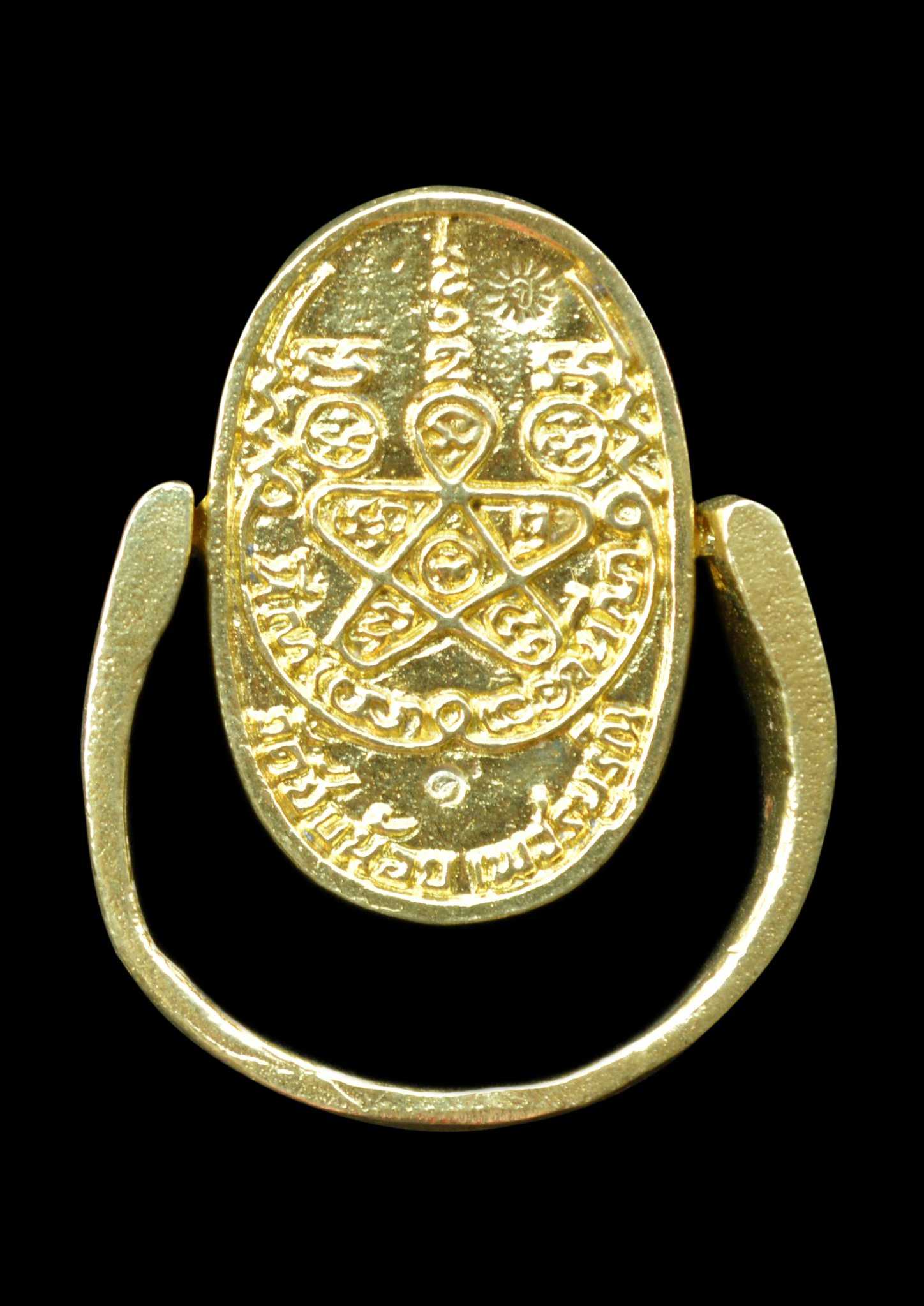 แหวนเพชรกลับ รุ่นแรก หลวงปู่จันทร์ วัดซับน้อย