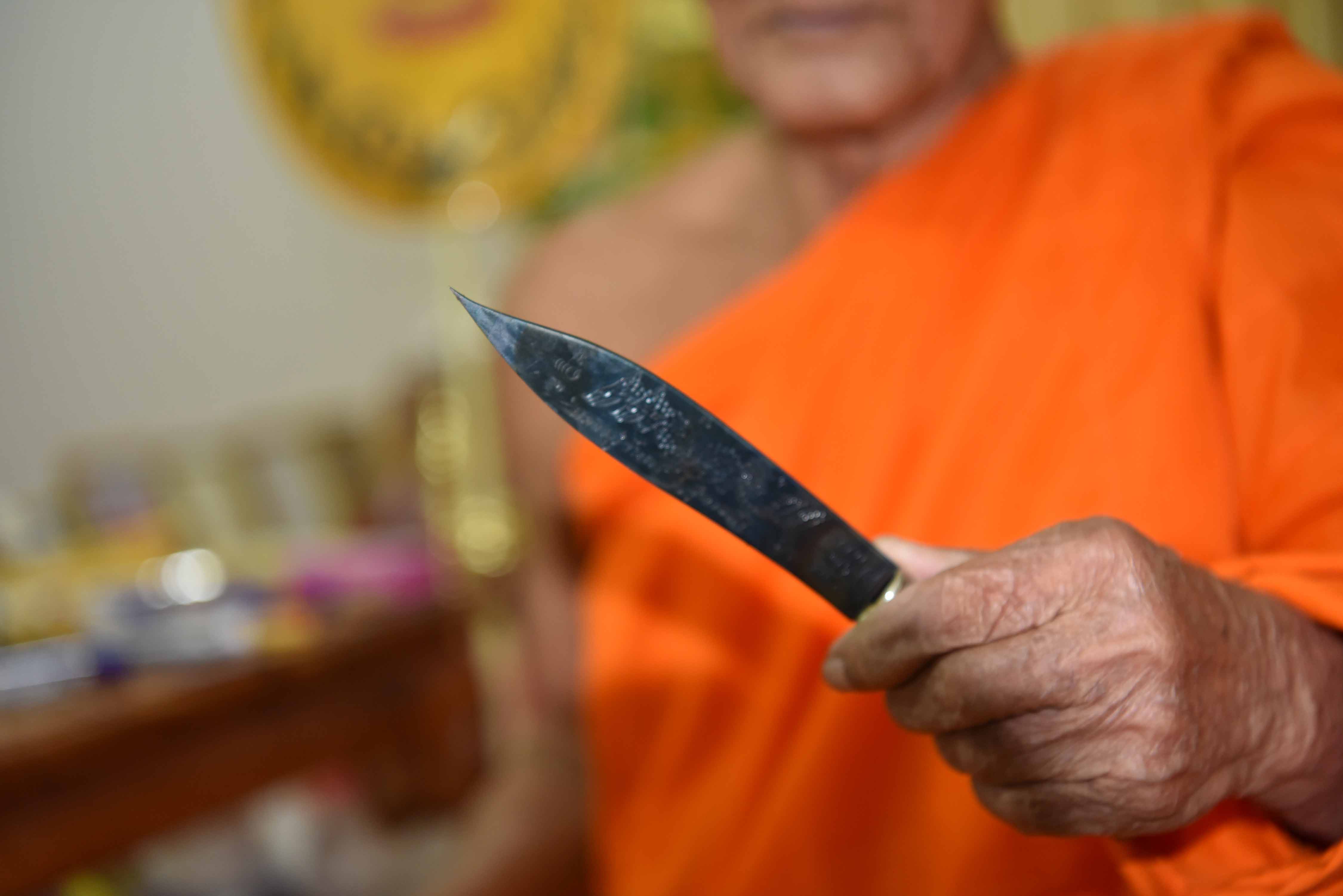 มีดหมอสายฟ้ามหาปราบไตรจักร รุ่น ๒ ตำหรับ หลวงปู่จันทร์ วัดซับน้อย เปิดศักราชใหม่ ๒๕๖๓ ขนาด 3 นิ้ว