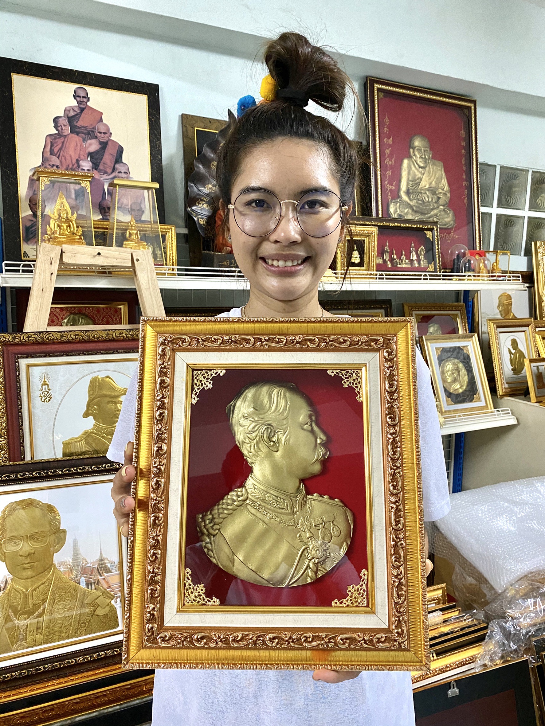 ภาพนูนต่ำ เสด็จพ่อ ร.5 ขนาด 10*12 นิ้ว ประดับบน กำมะหยี่แดง,ผ้าไหม พร้อมกรอบสีทองเสริมฝ้าย ทรงคุณค่า ของขวัญ ของขวัญปีใหม่ ของขวัญมงคล ของที่ระลึกมอบผู้ใหญ่ ของขวัญเปิดร้าน ของขวัญขึ้นบ้านใหม่ โอกาสสำคัญต่างๆ