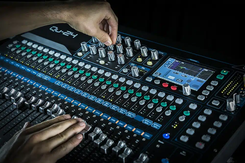 allen-heath Qu-16 ดิจิตอลมิกเซอร์ 16 แชลแนล Compact digital mixing 16 Mono Inputs