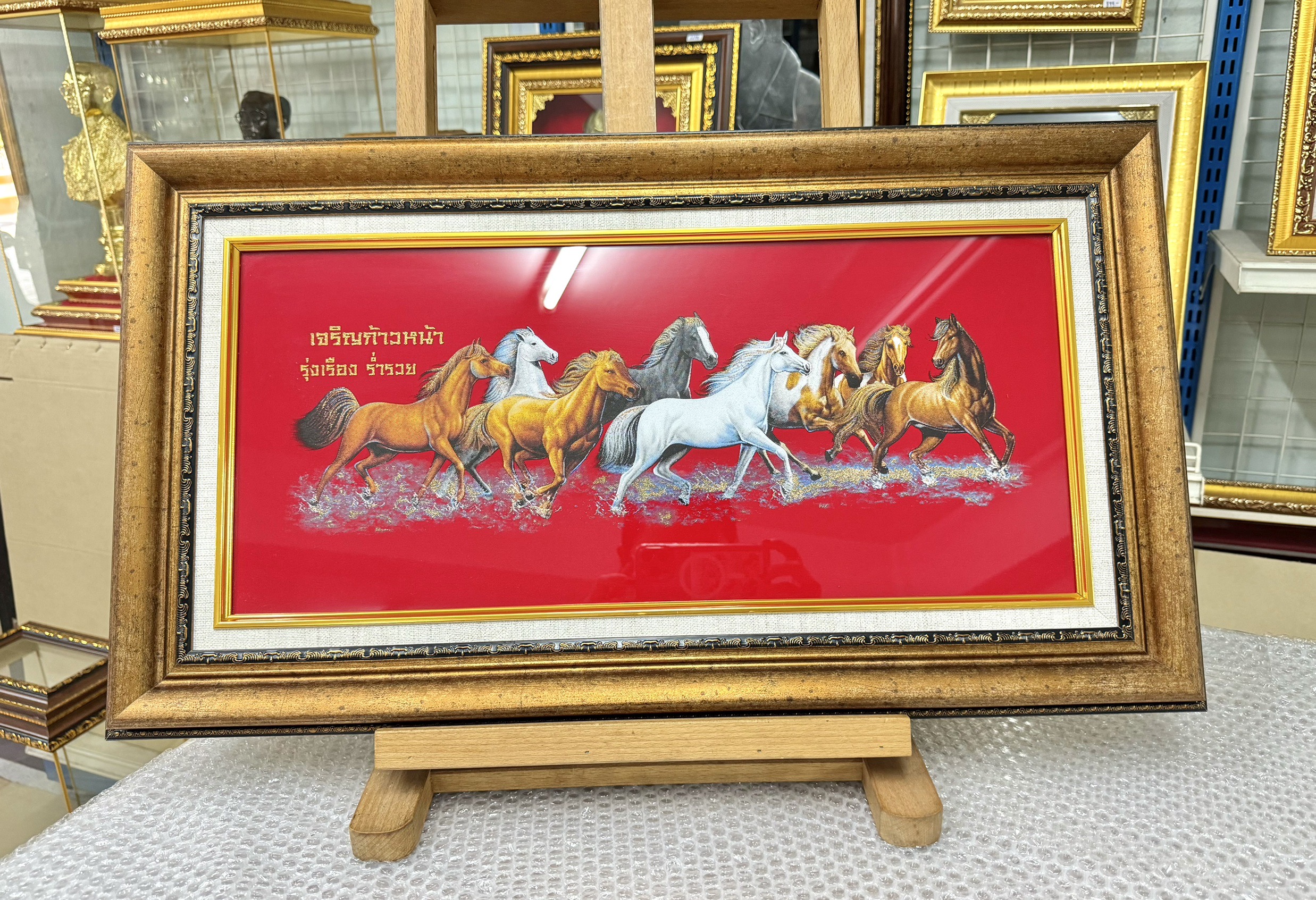 ผ้าพิมพ์ลายม้ามงคล8ตัว บนพื้นกำมะหยี่ พร้อมกรอบ สวยงาม พร้อมกรอบ ขนาด 15*26 นิ้ว ของขวัญเปิดร้าน ของขวัญมงคล ของขวัญปีใหม่ ของที่ระลึกมอบผู้ใหญ่ ของขวัญเปิดร้าน ของเเต่งบ้านมงคล ของขวัญขึ้นบ้านใหม่ โอกาสสำคัญต่าง ๆ เสริมสิริมงคล