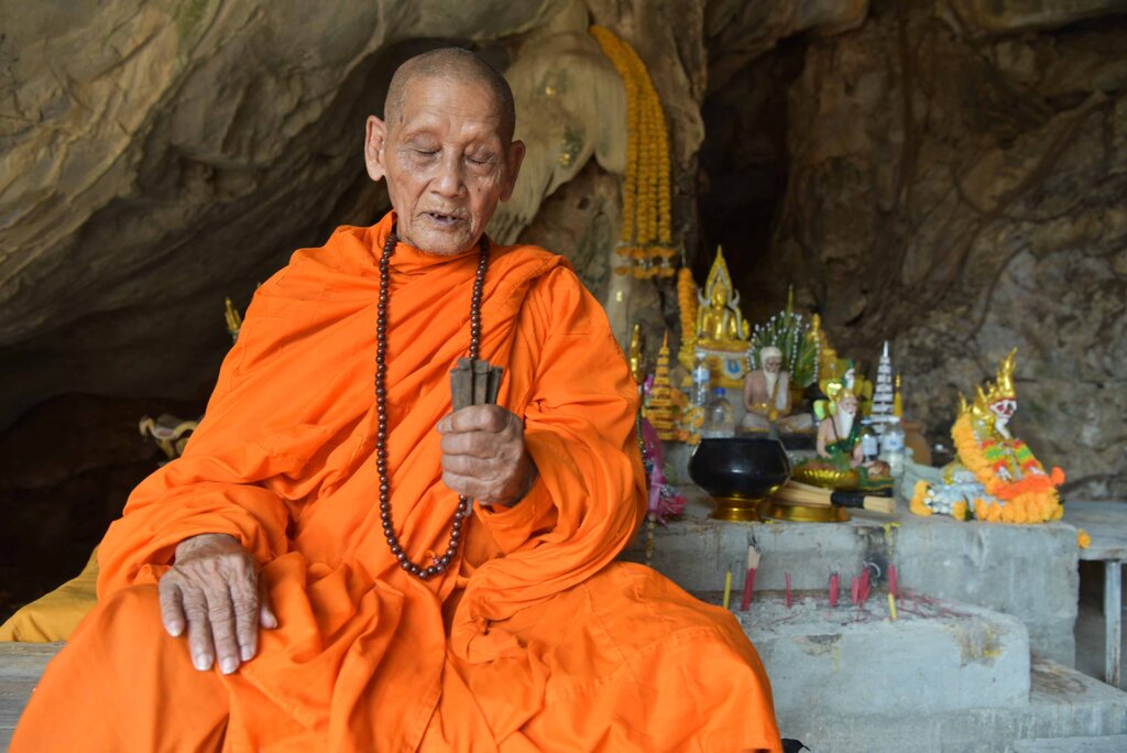 เขี้ยวพญานาค เพชรกลับ เนื้อตะปูสังขวานร หลวงปู่จันทร์ วัดซับน้อย