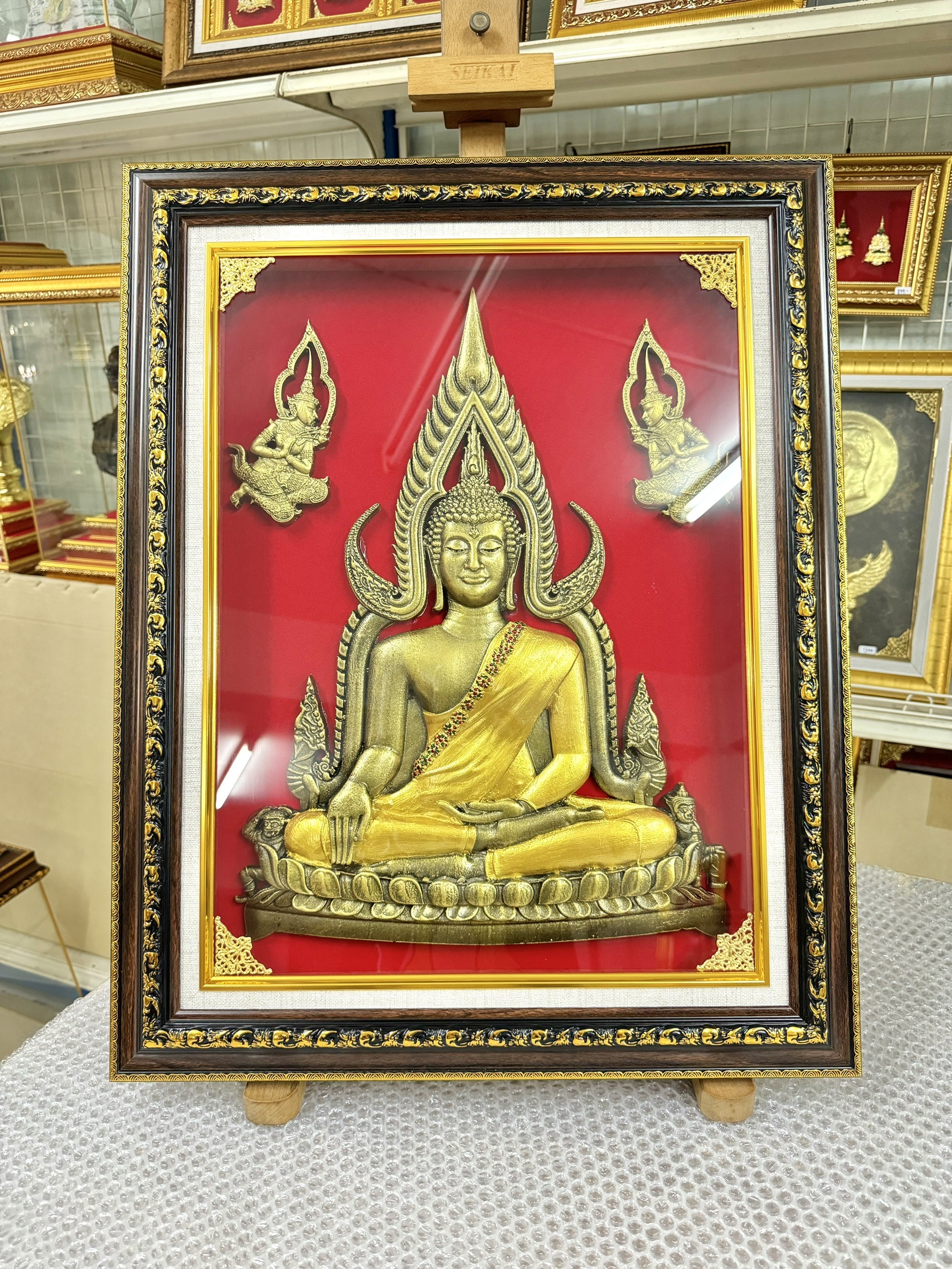 รูปเรซิ่นนูนต่ำ พระพุทธชินราช ลงสีทองตรงจีวร พร้อมกรอบ ขนาด 19*23.5 นิ้ว งดงาม ทรงคุณค่า ของขวัญ ของขวัญมงคล ของที่ระลึกมอบผู้ใหญ่ ของขวัญเปิดร้าน ของแต่งบ้านมงคล ของขวัญขึ้นบ้านใหม่ โอกาสสำคัญต่างๆ