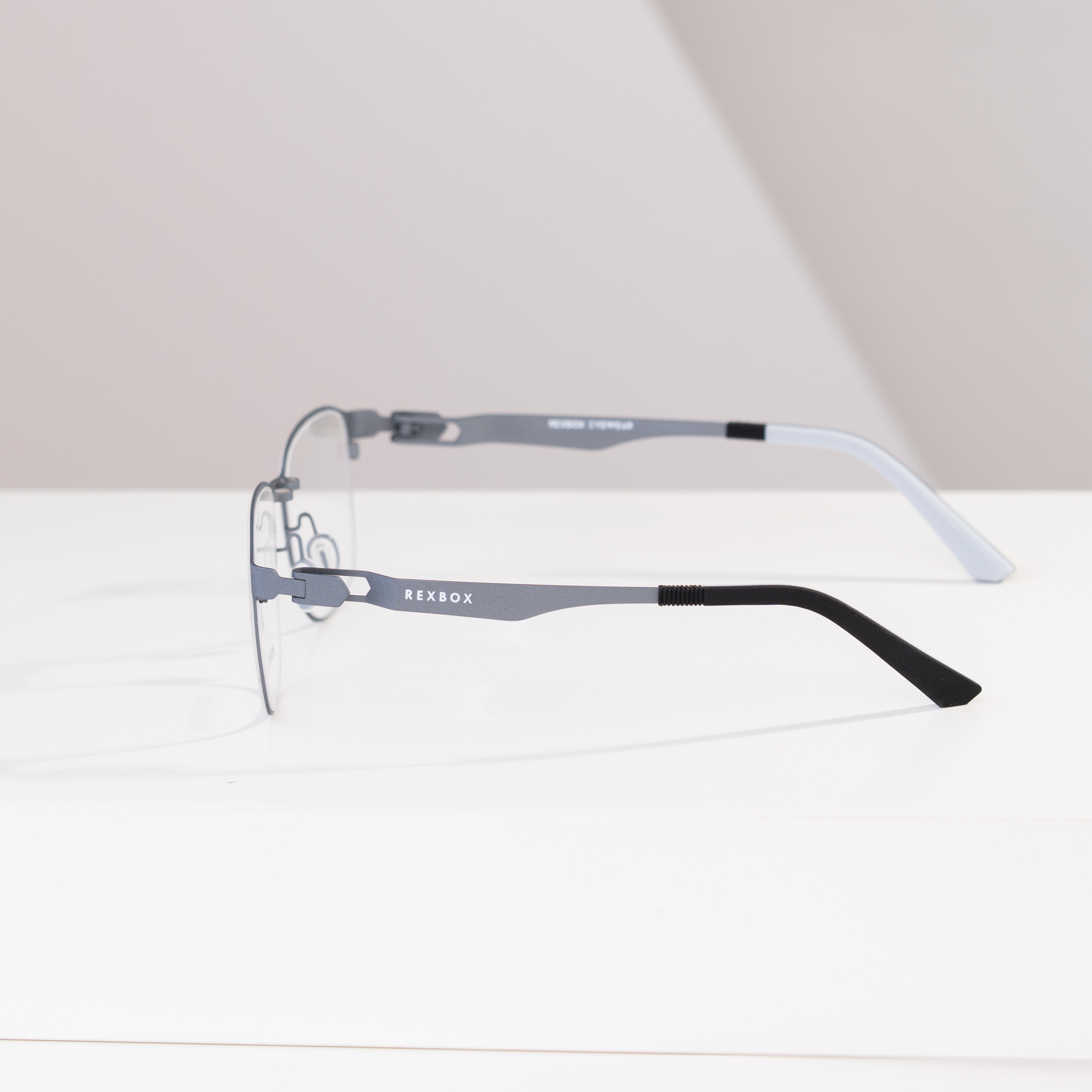 กรอบแว่น REXBOX EYEWEAR รุ่น Forge T2 สี Grey วัสดุ Aluminum Alloy มาพร้อมกับคลิปออน Polarized 3 อัน เทาดำ, ฟ้าใล่เฉด, เหลือง