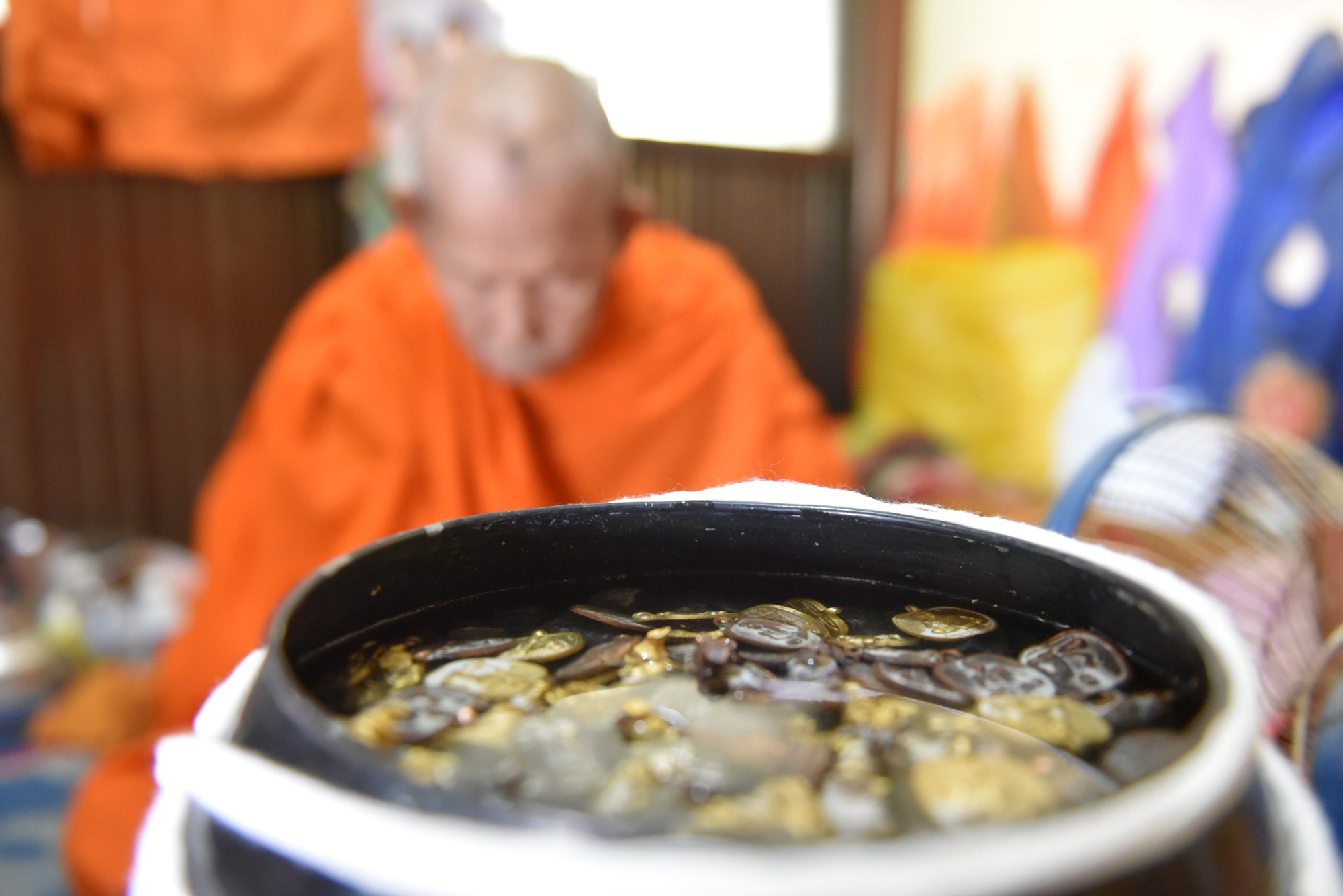 เหรียญรุ่นแรก หล่อแอปเปิ้ล เนื้อนวะโลหะ หลวงปู่กาหลง อสโภ วัดน้ำพุสามัคคี