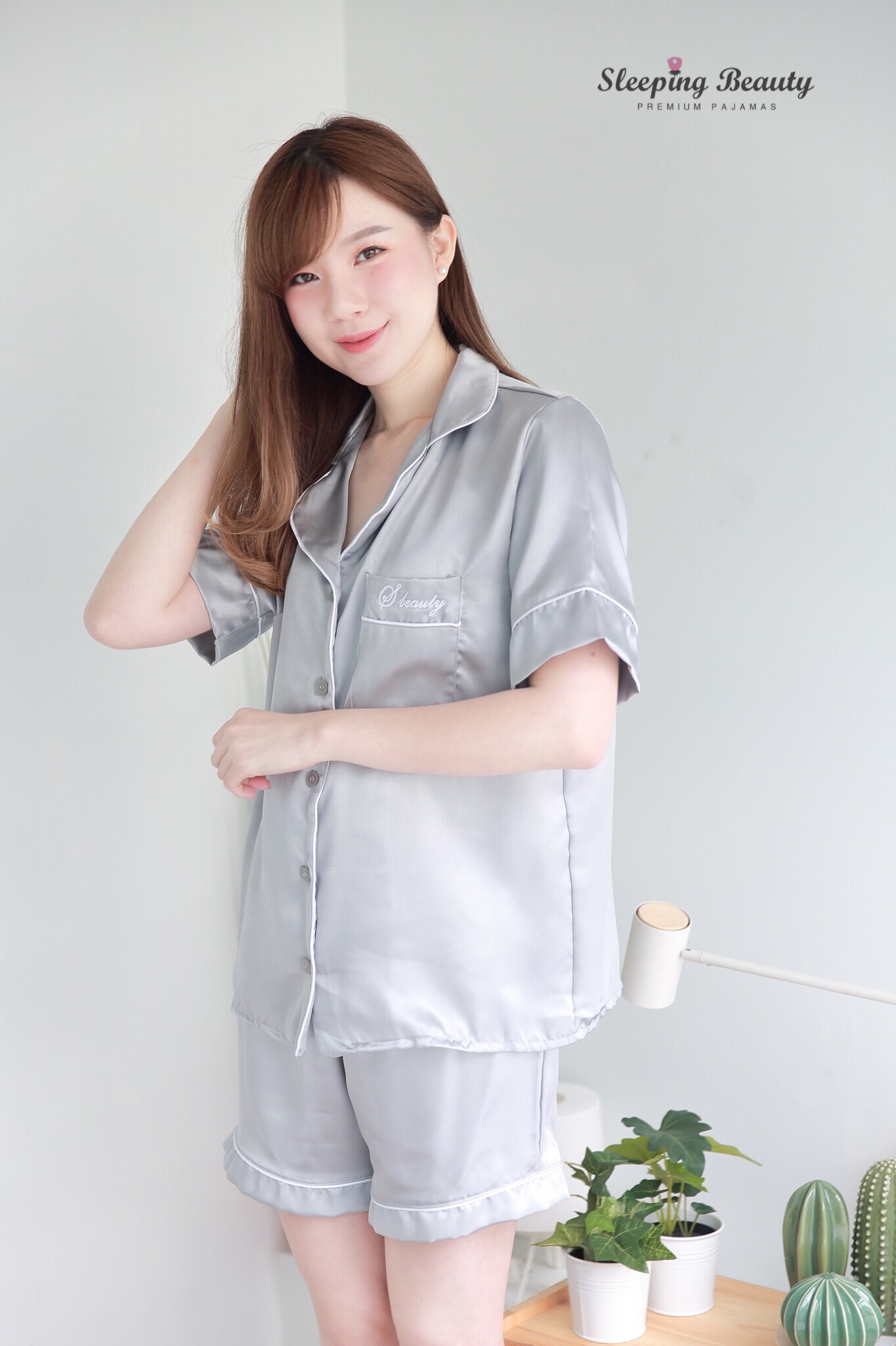 ชุดนอนผ้าซาตินเกรดพรีเมี่ยม สีเทา แขนสั้น กางเกงขาสั้น เนื้อนิ่ม ส่งไว ตัดเย็บดีมาก ชุดนอนผู้หญิง ชุดนอนกางเกง ชุดนอนน่ารัก แบรนด์ Sleeping Beauty ของแท้