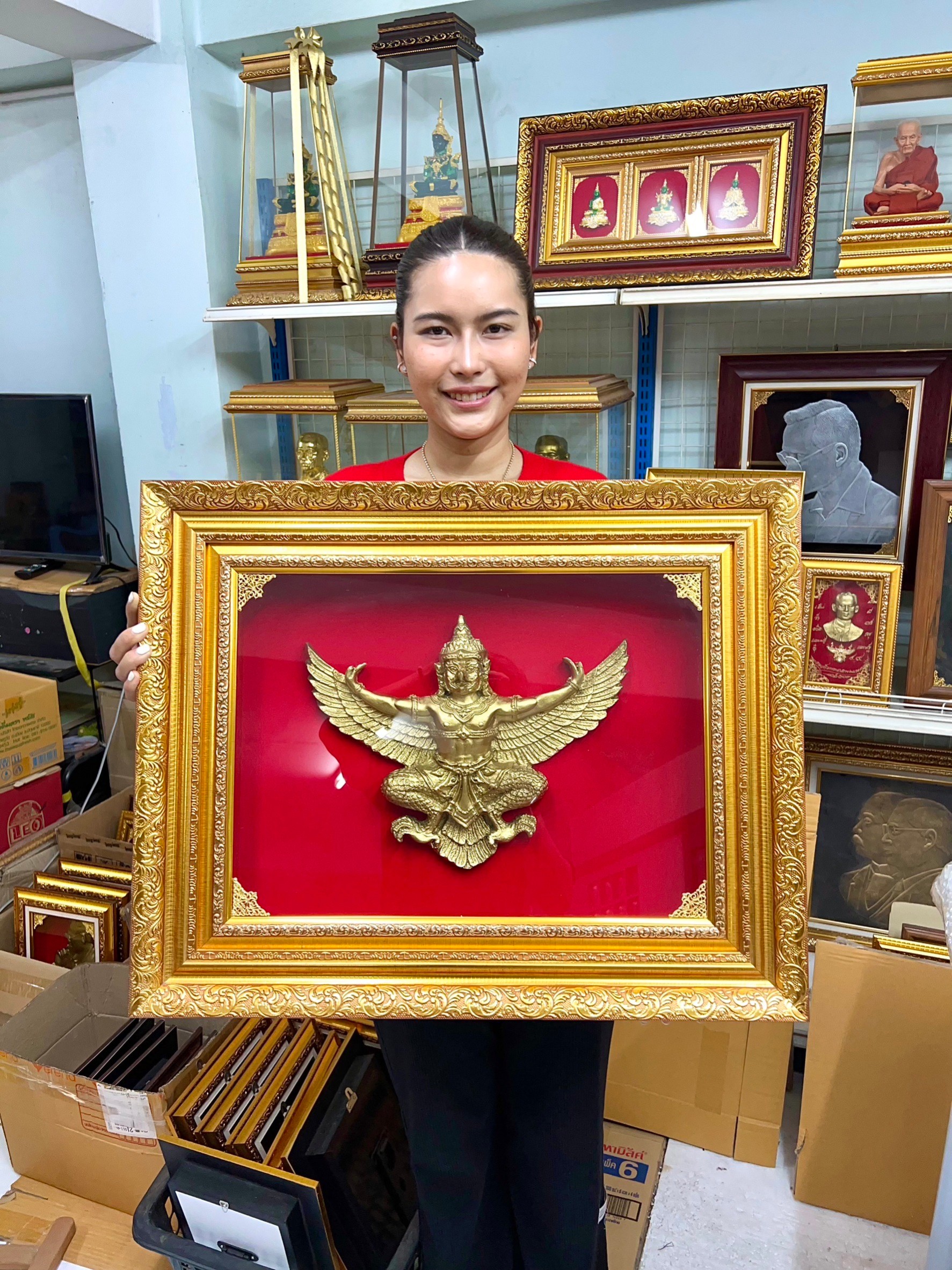 ภาพนูนต่ำ พยาครุฑ งานปัดทอง ประดับบนกำมะหยี่แดง ทรงคุณค่า ของขวัญ ของขวัญมงคล ของขวัญปีใหม่ ของที่ระลึกมอบผู้ใหญ่ ของขวัญเปิดร้าน ของขวัญขึ้นบ้านใหม่ โอกาสสำคัญต่าง ๆ เสริมสิริมงคล บารมี