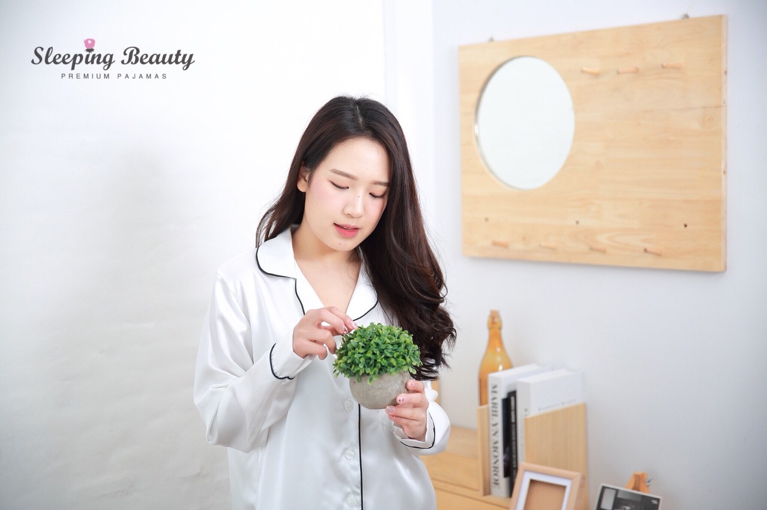 ชุดนอนผ้าซาตินเกรดพรีเมี่ยม สีขาว แบบชุดกระโปรง แขนยาว เนื้อนิ่ม ส่งไว ตัดเย็บดีมาก เชิ้ตเดรส ชุดนอนผู้หญิง แบรนด์ Sleeping Beauty ของแท้