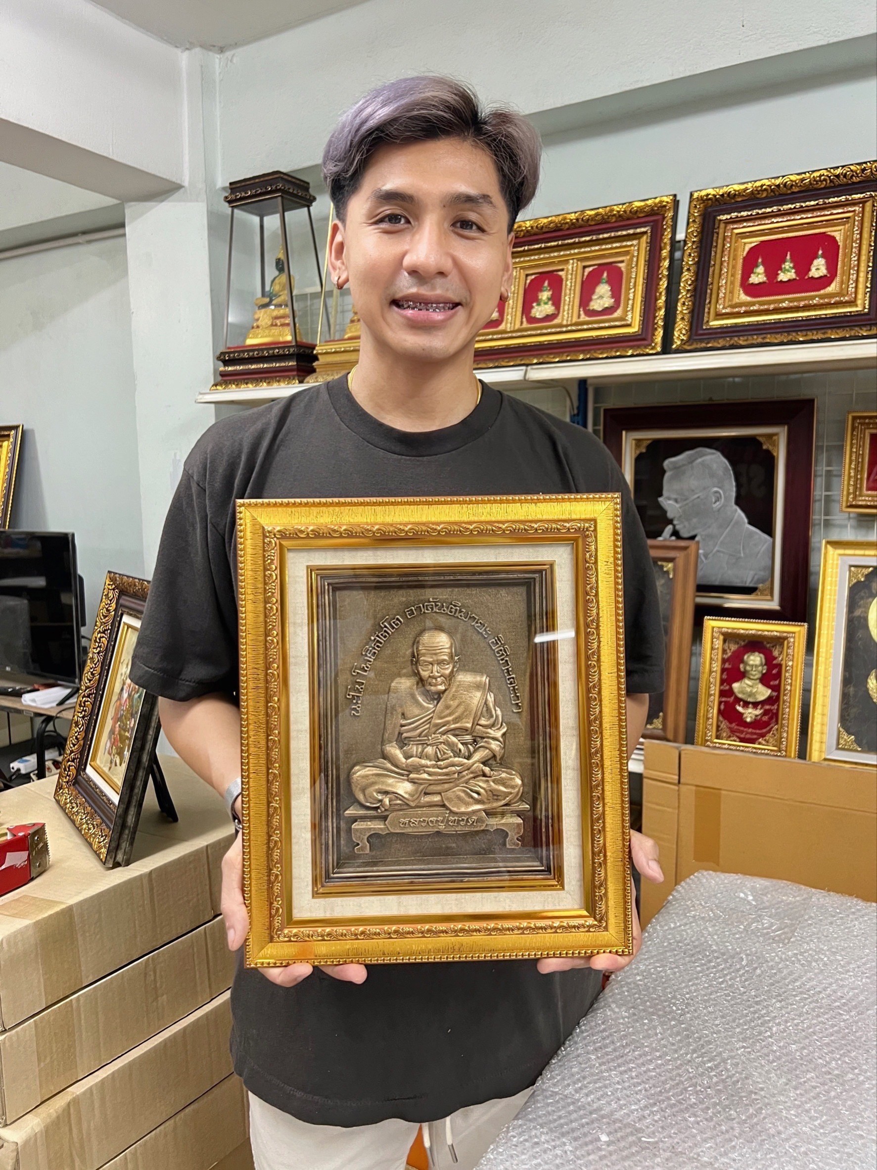 รูปหล่อเรซิ่น "หลวงปู่ทวด" รุ่นหล่อเต็ม พร้อมกรอบขนาด 12*14.5 นิ้ว ของขวัญ ของขวัญมงคล ของขวัญปีใหม่ ของที่ระลึกมอบผู้ใหญ่ ของขวัญเปิดร้าน ของเเต่งบ้านมงคล ของขวัญขึ้นบ้านใหม่ โอกาสสำคัญต่าง ๆ เสริมสิริมงคล