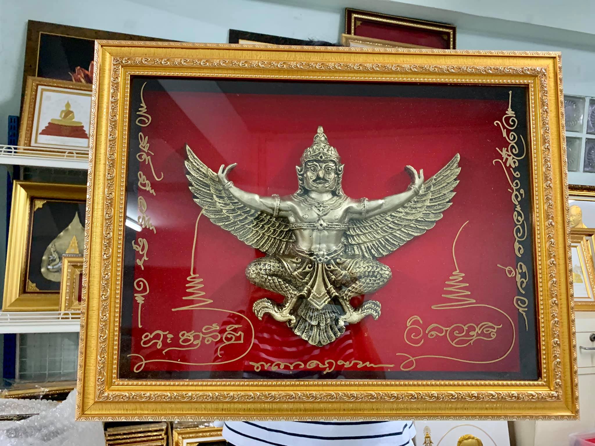 ภาพนูนต่ำ พยาครุฑ งานปัดทอง ประดับบนกำมะหยี่แดง ทรงคุณค่า ของขวัญ ของขวัญมงคล ของขวัญปีใหม่ ของที่ระลึกมอบผู้ใหญ่ ของขวัญเปิดร้าน ของขวัญขึ้นบ้านใหม่ โอกาสสำคัญต่าง ๆ เสริมสิริมงคล บารมี