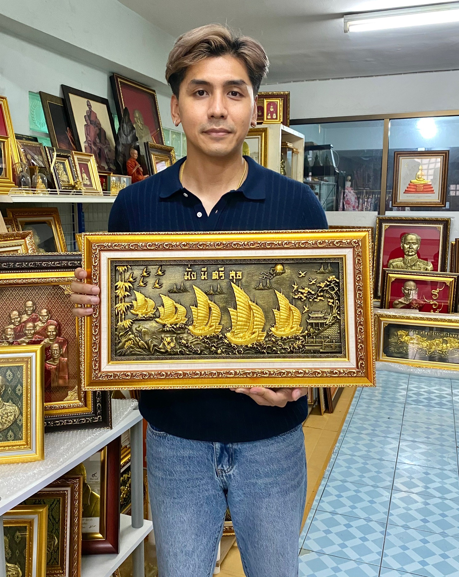 "เรือสำเภามงคล" เรือแห่งการค้าขาย การเจรจาธุรกิจ เรื่องโชคลาภ กรอบขนาด 11.5*21 นิ้ว รูปหล่อเรซิ่น ลงสีน้้ำทอง เน้นตัวเรือ ของขวัญเปิดร้าน ของขวัญมงคล ของขวัญปีใหม่ ของที่ระลึกมอบผู้ใหญ่ ของขวัญเปิดร้าน ของเเต่งบ้านมงคล ของขวัญขึ้นบ้านใหม่ โอกาสส