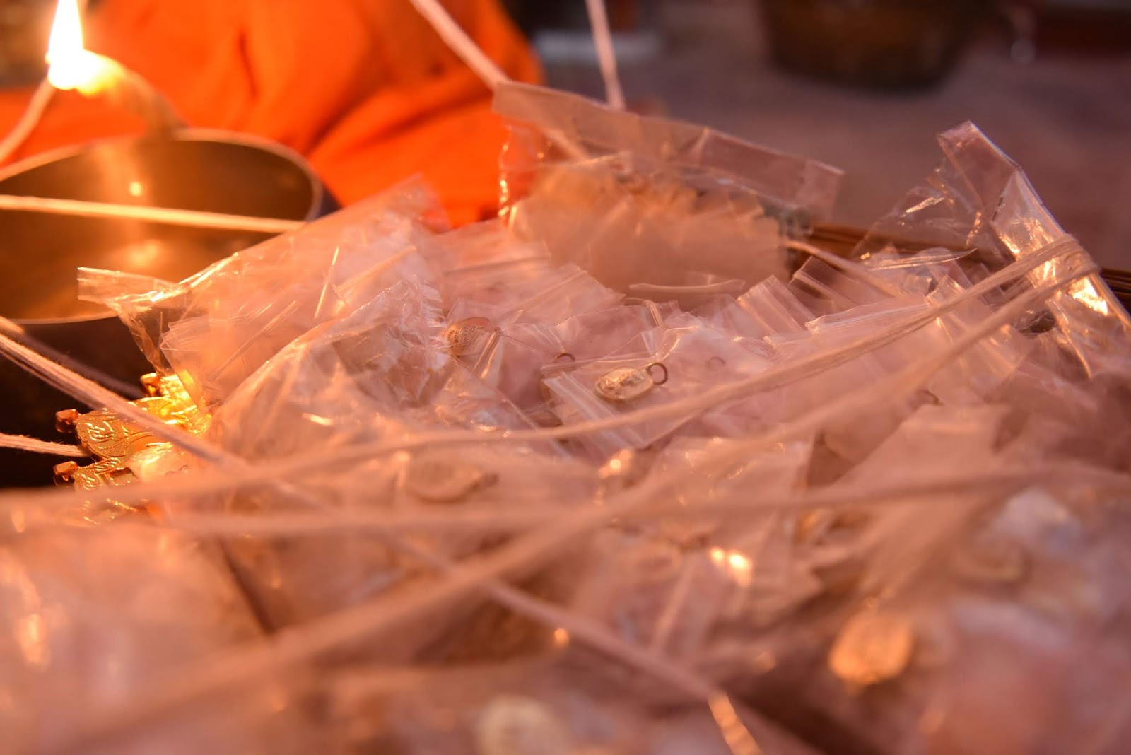 เหรียญประสบการณ์ เหรียญแอปเปิ้ล มหาเศรษฐี รุ่นแรก เนื้อทองฝาบาตรพระอาจารย์เหลย เตชะปัญโญ ปลุกเสกเดี่ยวอย่างข้มขลัง