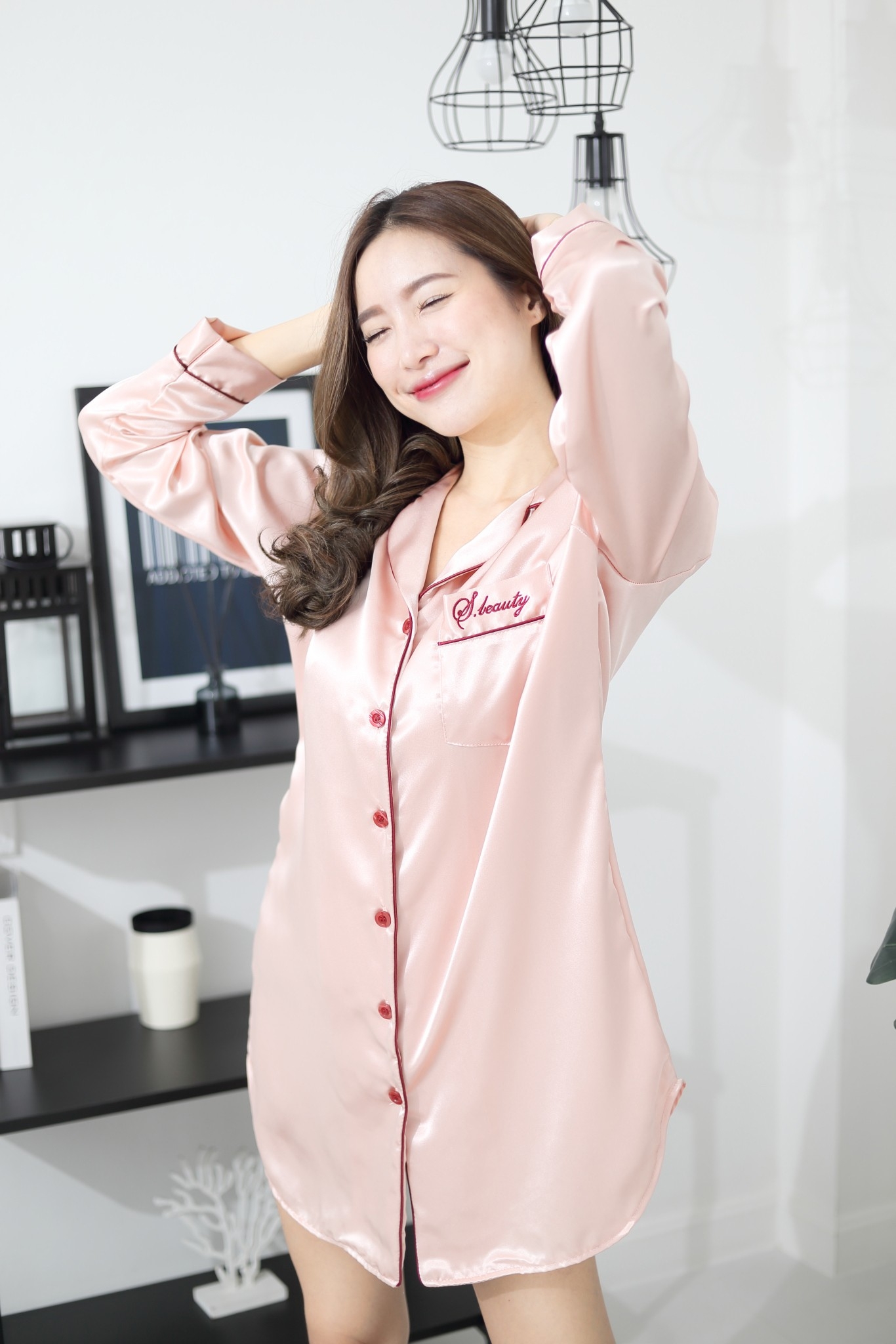 ชุดนอนผ้าซาตินเกรดพรีเมี่ยม สีชานม แบบชุดกระโปรงแขนยาว ผ้านิ่ม ส่งไว ตัดเย็บดีเยี่ยม แบรนด์ Sleeping Beauty ของแท้ ชุดนอนผู้หญิง ชุดนอนน่ารัก