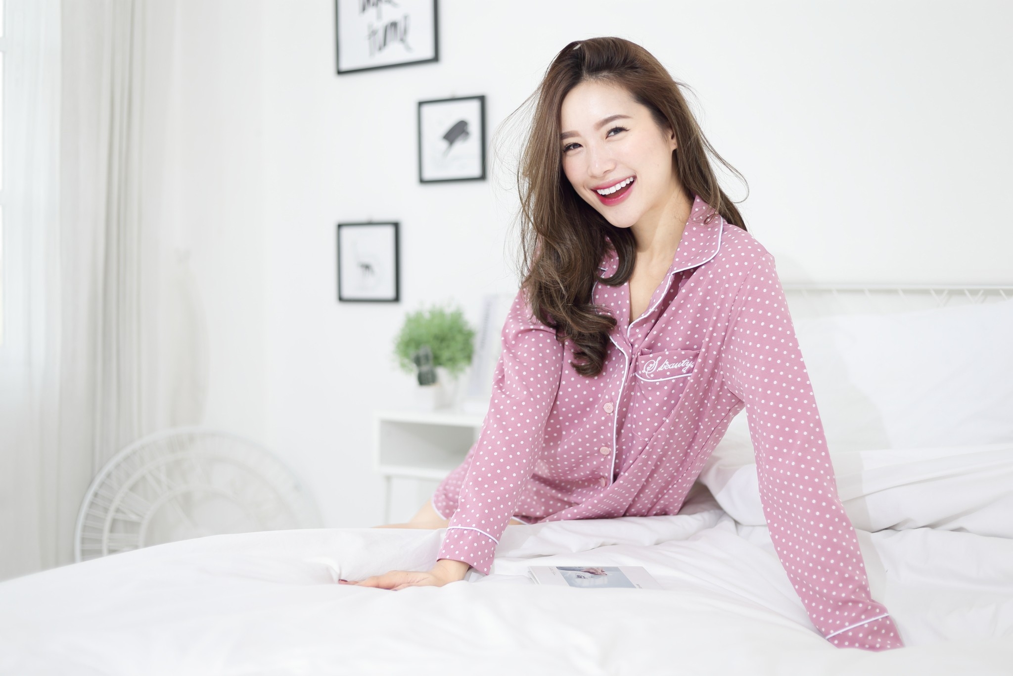 ชุดนอน Premium i Silk สีชมพูนู้ดลายจุด ชุดนอนแขนยาวขาสั้น เนื้อนิ่ม ตัดเย็บดีมาก แบรนด์ Sleeping Beauty ของแท้ ชุดนอนผู้หญิง