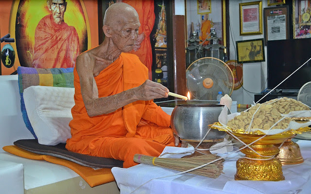 พระผงจันทร์พารวย เนื้อผงว่านดอกทอง หลวงปู่ลอง วัดวิเวกวายุพัด