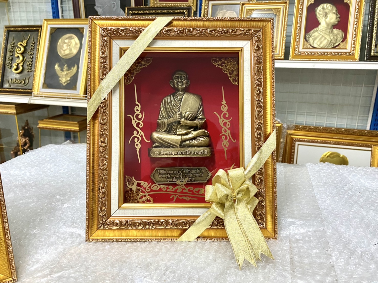งานนูนต่ำ หลวงปู่โต ขนาด 10.5*12.5 นิ้ว ประดับบน กำมะหยี่แดง พร้อมกรอบสีทองฝ้ายขาวทรงคุณค่า ของขวัญ ของขวัญปีใหม่ ของขวัญมงคล ของที่ระลึกมอบผู้ใหญ่ ของขวัญเปิดร้าน ของขวัญขึ้นบ้านใหม่ โอกาสสำคัญต่างๆ