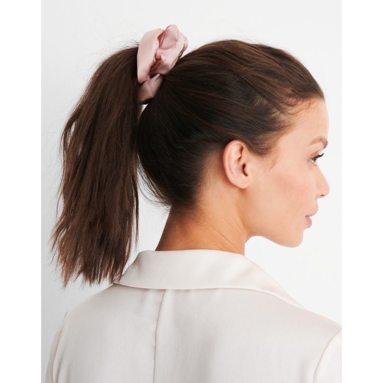 ยางมัดผม สี MILK TEA ทำจาก Luscious Satin ยางรัดผม เนื้อนุ่มละเอียดเกรดพรีเมี่ยม ไม่ดึงผมจนปวดหัว ถนอมเส้นผม ช่วยให้ผมไม่ขาด