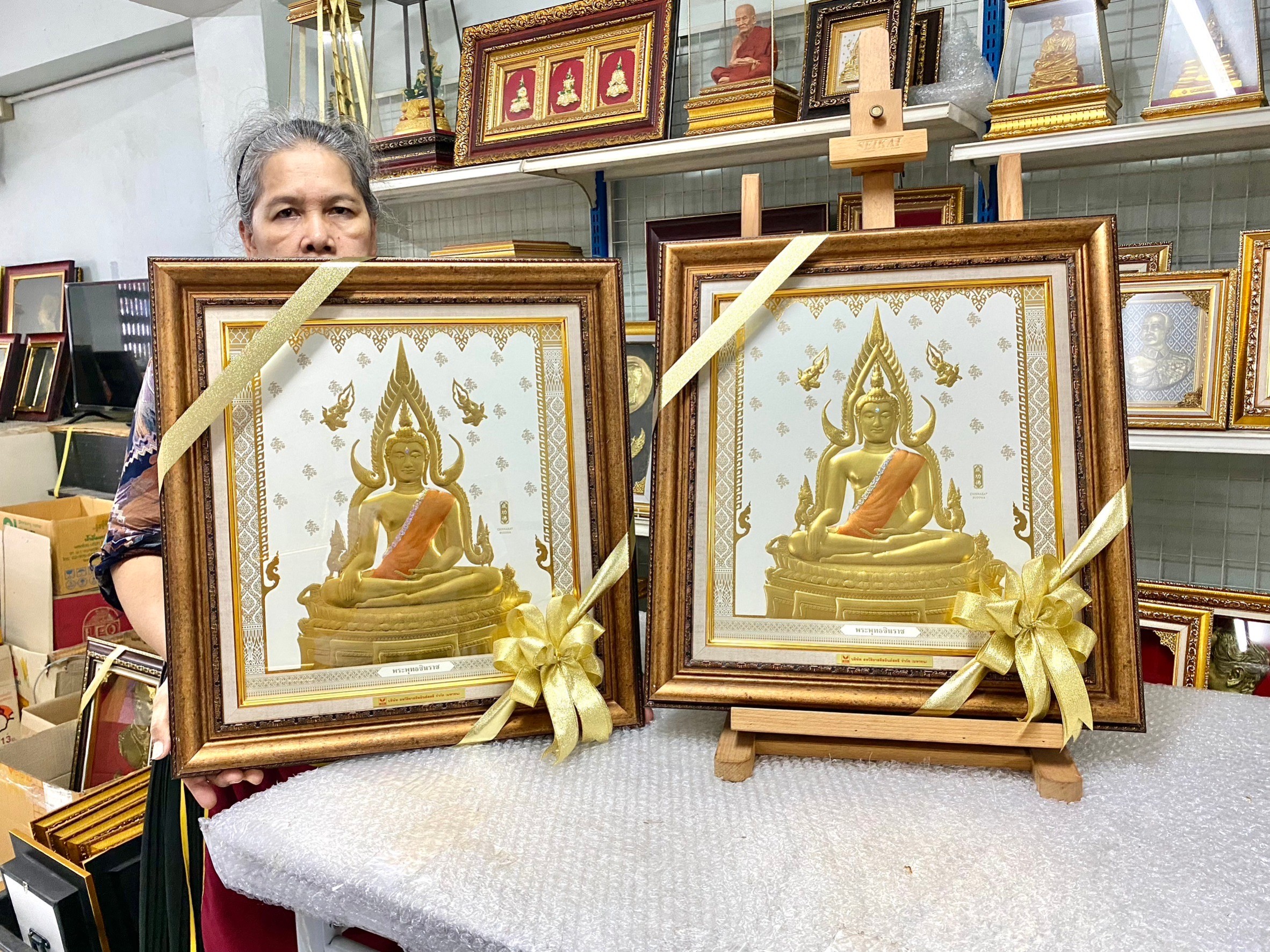 ภาพอัดแผ่นทอง งานนูนต่ำ พระพุทธชินราช พื้นขาวพร้อมกรอบ ขนาด 18x20 นิ้ว งดงาม ทรงคุณค่า ของขวัญ ของขวัญมงคล ของที่ระลึกมอบผู้ใหญ่ ของขวัญเปิดร้าน ของแต่งบ้านมงคล ของขวัญขึ้นบ้านใหม่ โอกาสสำคัญต่างๆ