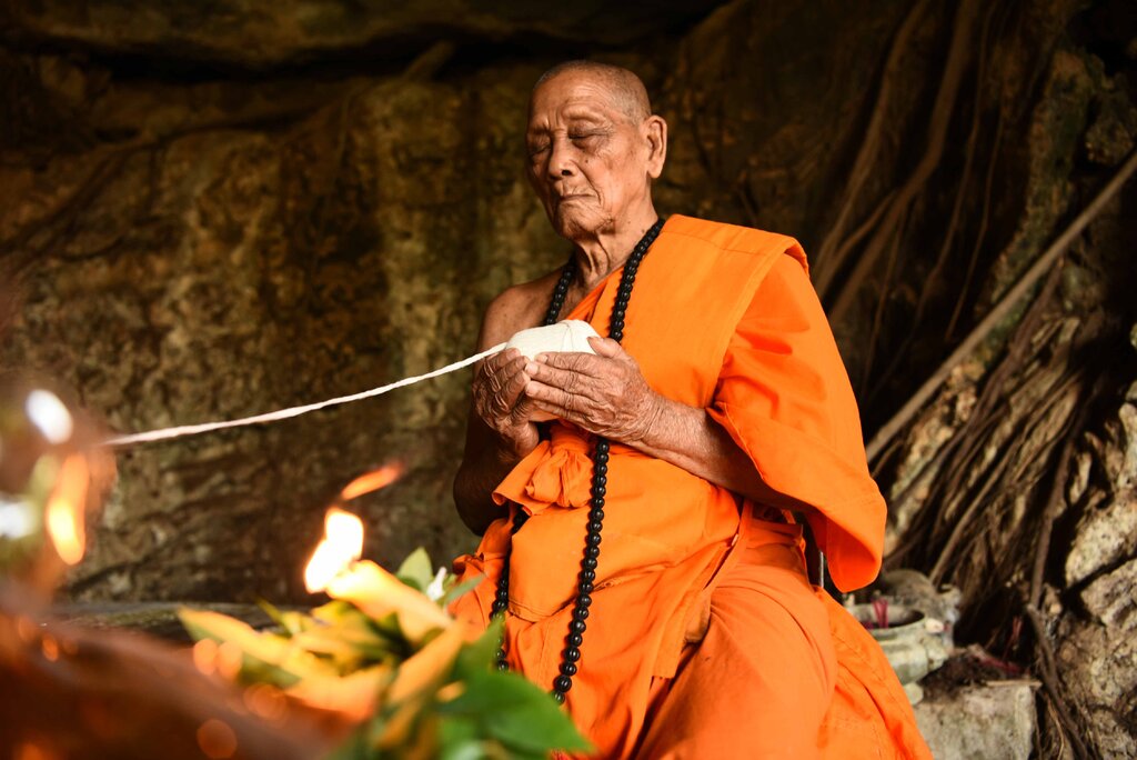 เขี้ยวพญานาค เพชรกลับ เนื้อตะปูสังขวานร หลวงปู่จันทร์ วัดซับน้อย