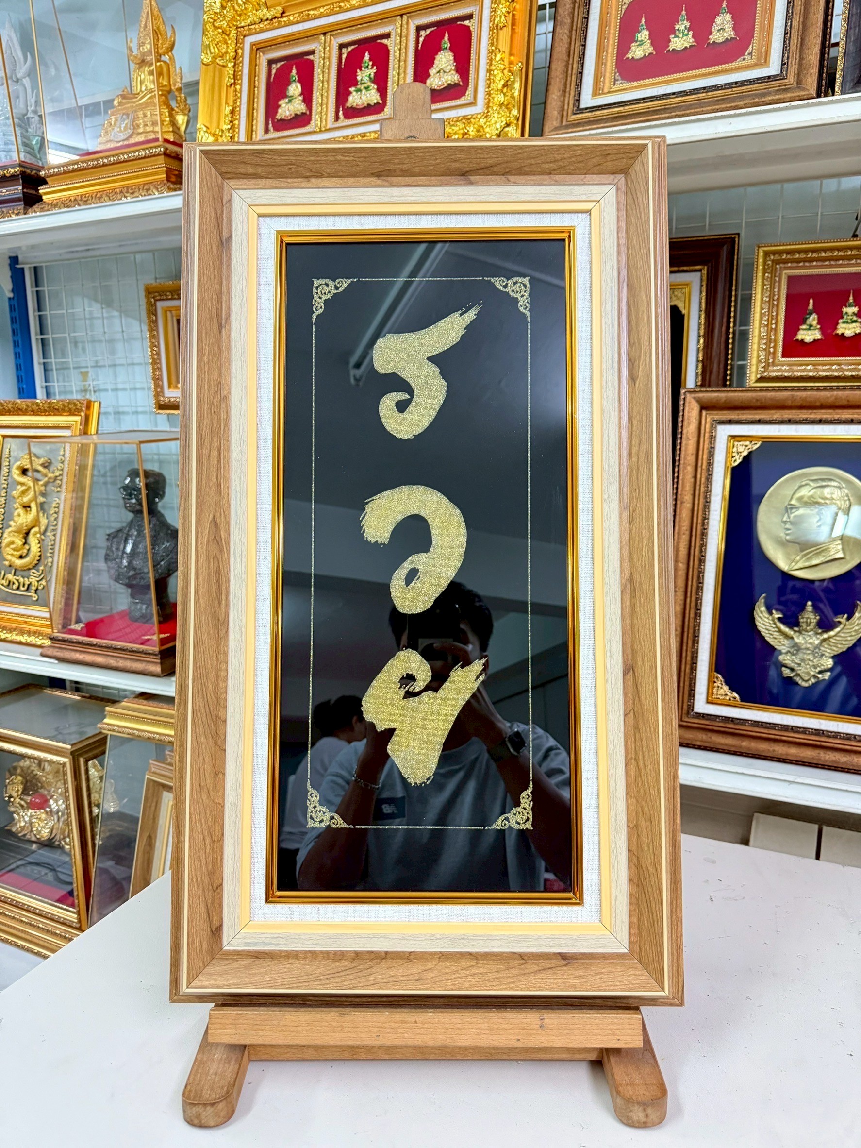 ผ้าพิมพ์ลายมงคล คำว่า รวย บนพื้นกำมะหยี่สีดำ พร้อมกรอบไม้เรียบสีอ่อน สวยงาม ขนาด 15*25 นิ้ว ของขวัญ ของขวัญมงคล ของขวัญปีใหม่ ของที่ระลึกมอบผู้ใหญ่ ของขวัญเปิดร้าน ของเเต่งบ้านมงคล ของขวัญขึ้นบ้านใหม่ โอกาสสำคัญต่าง ๆ เสริมสิริมงคล สำเนา